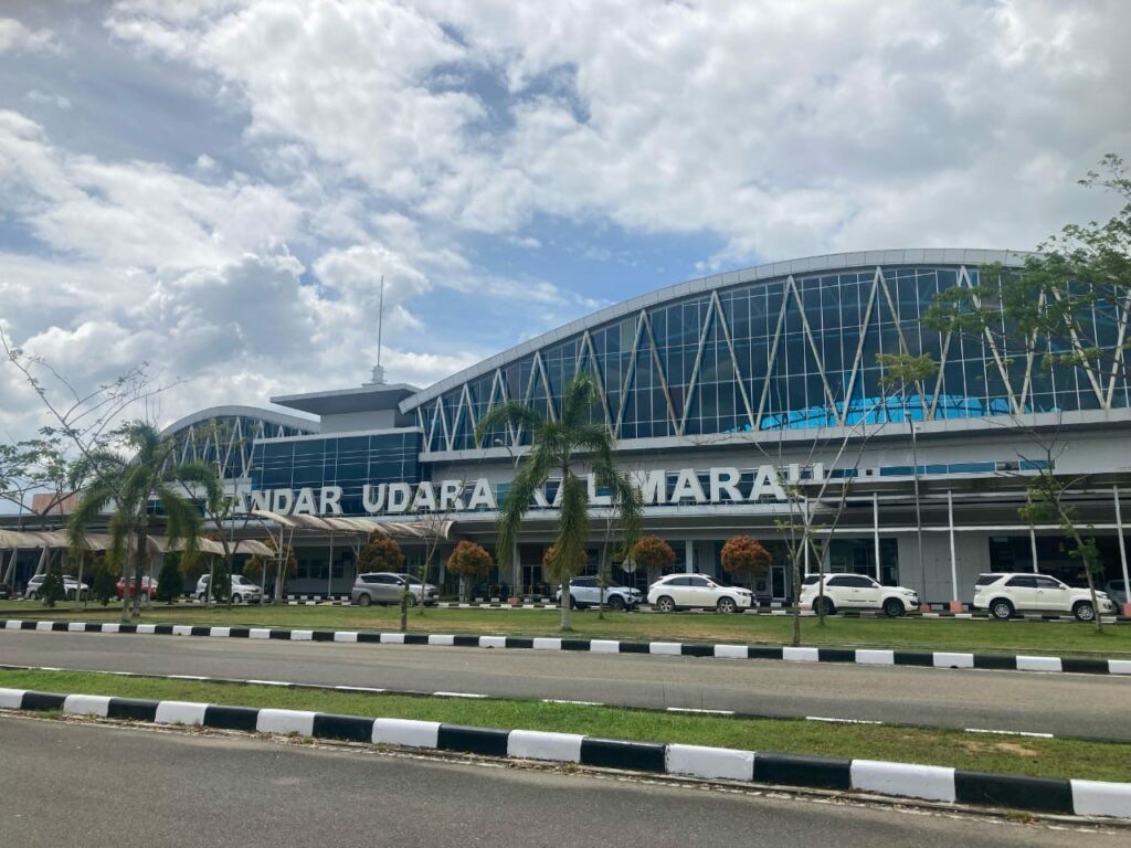 DITARGET TAHUN INI: Penyelesaian pembebasan lahan berupa jalan provinsi yang menghalangi fasilitas Bandara Kalimarau bakal segera dibahas dan ditarget tuntas tahun ini. (SENO/BP)