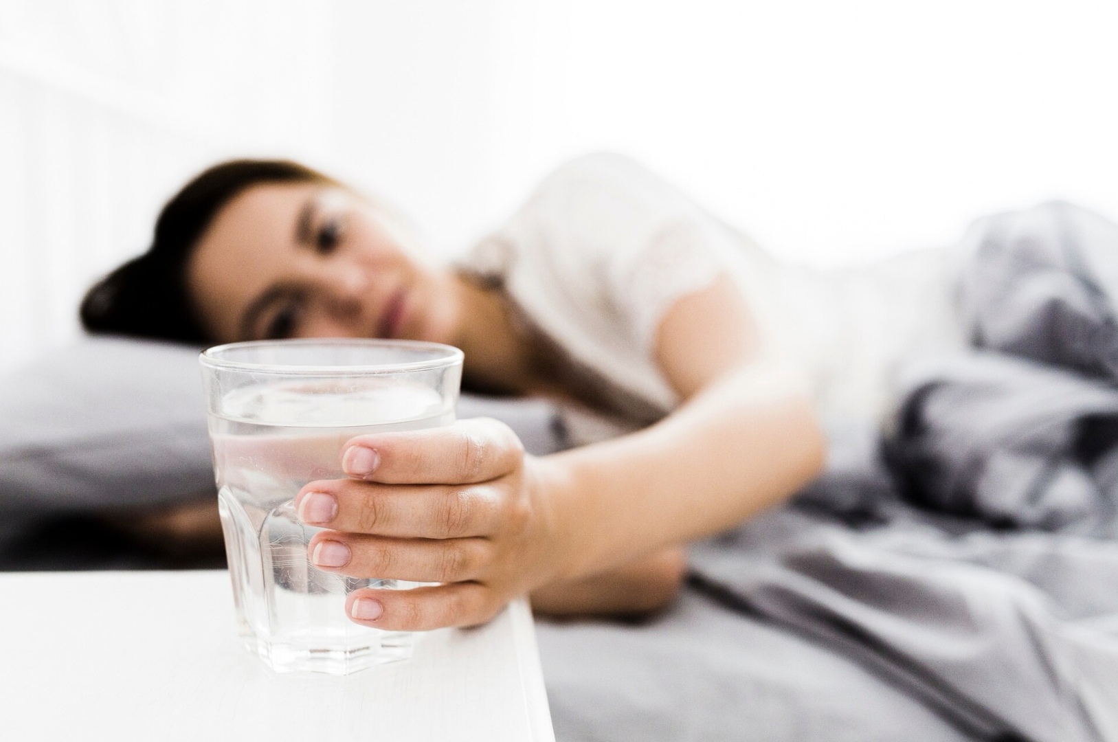 Ilustrasi minum air putih setelah bangun tidur. (Freepik)