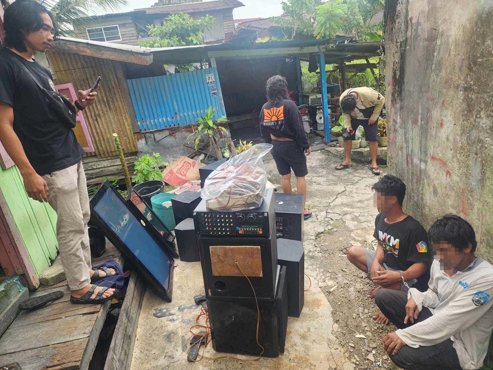 DIRINGKUS POLISI: Dua tersangka pembobol karaoke diciduk polisi di rumahnya di Kelurahan Sebengkok. (SEPTIAN ASMADI/HRK)