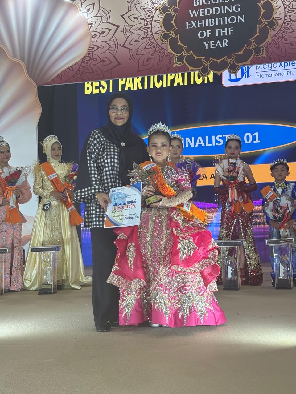 TAMPIL MEMUKAU: Dela Azkadina (7) asal Berau, memukau panggung modeling internasional di Singapura dan berhasil membawa pulang empat juara pada ajang internasional tersebut. (ARFAN RUSDI UNTUK BERAU P