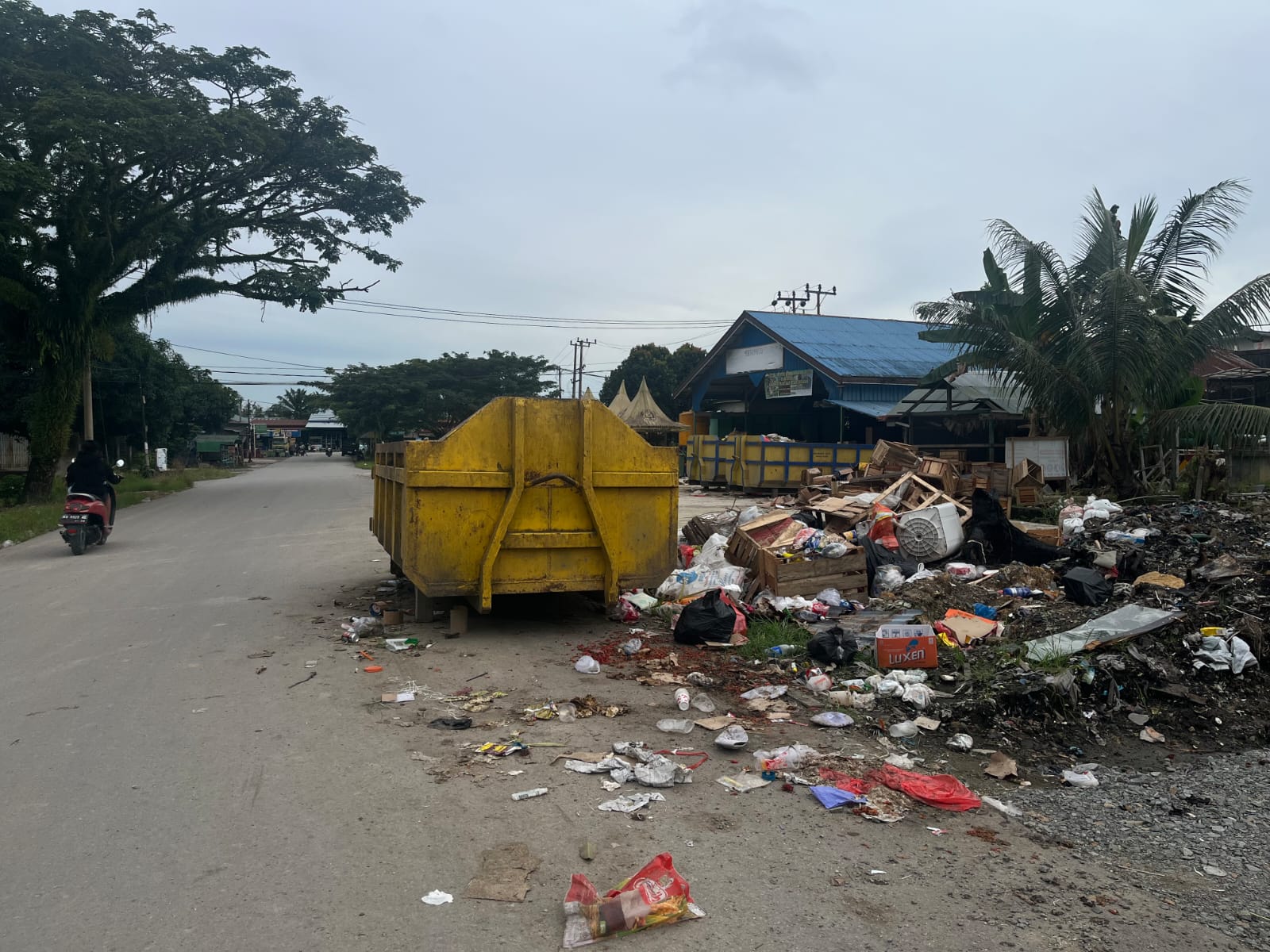 KELOLA SAMPAH: Program pengelolaan sampah berbasis ecobrick berupaya mengubah pola pikir masyarakat. (FAISAL/HRK)
