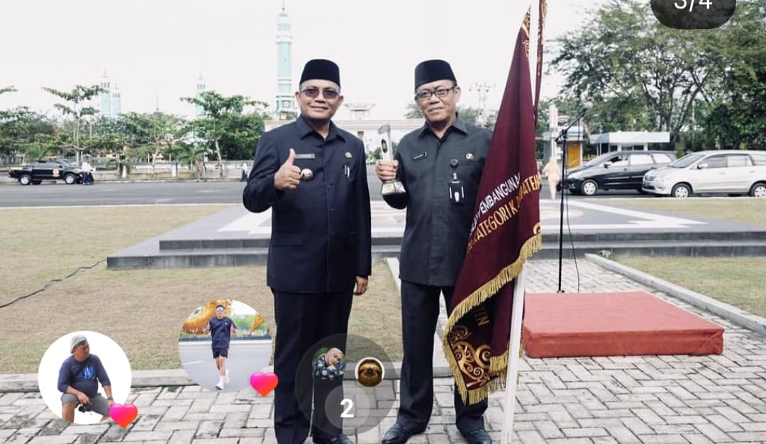 KENANGAN: Penulis saat masih disebut panji keberhasilan. Saya menerima panji keberhasilan pariwisata dari Bupati Muharram (almarhum). (Dokumen pribadi)