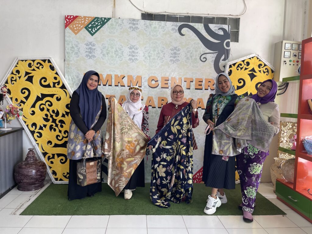 PERAN PEREMPUAN: Menteri PPPA RI Arifah Choiri Fauzi ketika mengunjungi Gerai UMKM Sentra Kampung 4 dan UMKM Center Kota Tarakan, belum lama ini. (DKISP KALTARA)