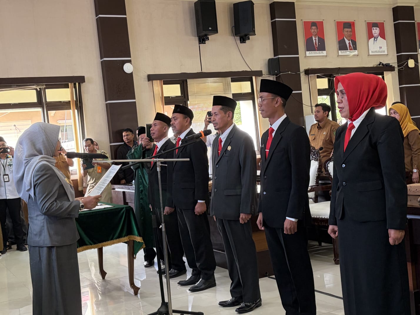 DILANTIK: Pimpinan baru Baznas Berau periode 2025-2030 telah dilantik dan diminta memperkuat peran zakat untuk menekan kemiskinan dan meningkatkan kesejahteraan masyarakat. (IZZA/BP)