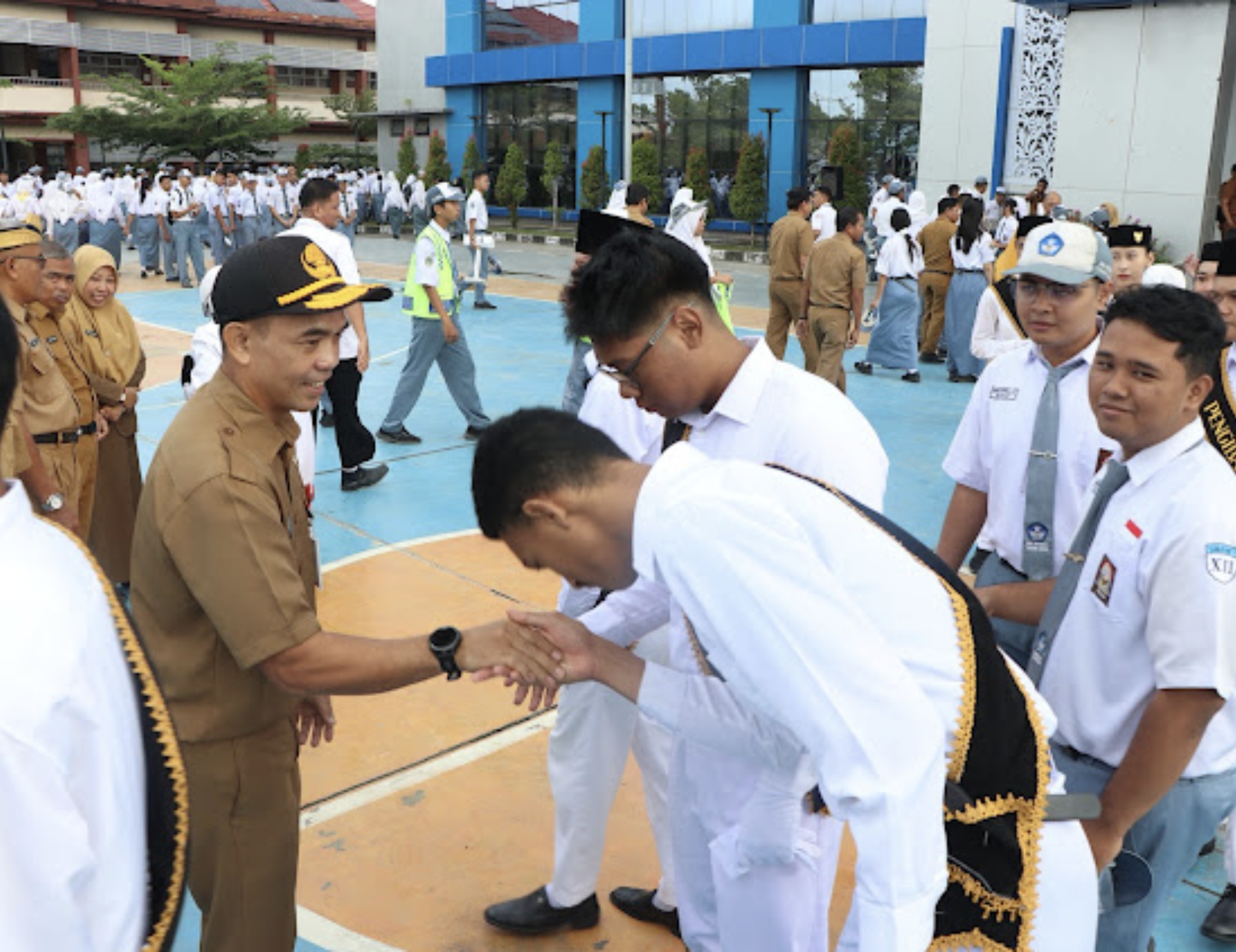 BERI MOTIVASI: Sekprov Kaltara Denny Harianto merupakan alumni SMA Negeri 1 Tanjung Selor saat bertemu dengan siswa. (DKISP KALTARA)