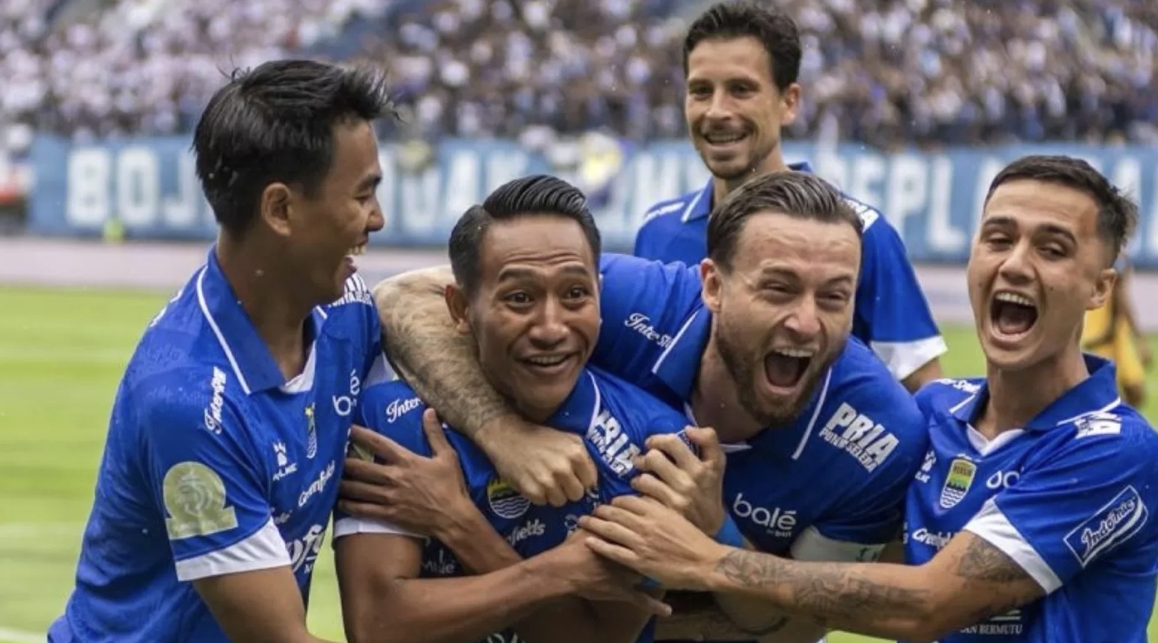 Pemain Persib Bandung melakukan selebrasi usai gol ke gawang Persija Jakarta di Stadion GBLA. (Abdan Syakura/Antara)