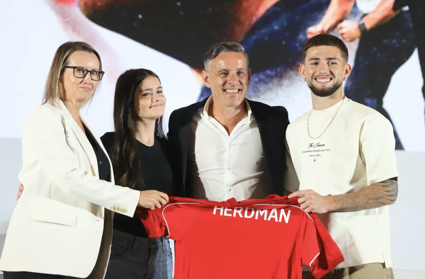 Pelatih baru Timnas Indonesia John Herdman didampingi keluarga resmi di perkenalkan kepada publik di Jakarta, Selasa (13/1/2026). (Dery Ridwansah/ JawaPos.com)