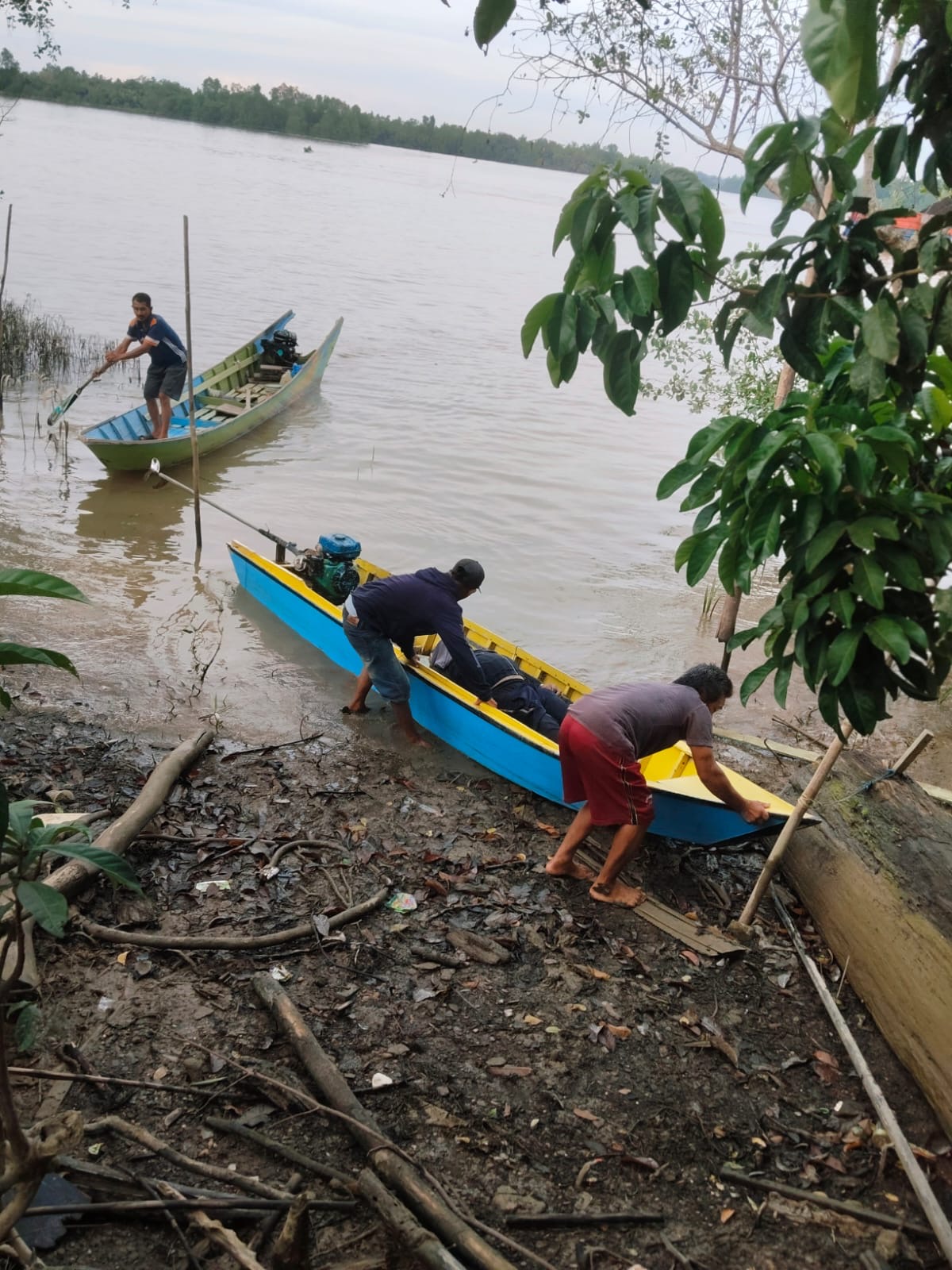 EVAKUASI: Korban MT yang sempat dinyatakan hilang ditemukan meninggal dunia dan langsung dipulangkan ke kediamannya. (MASYARAKAT UNTUK BERAU POST)