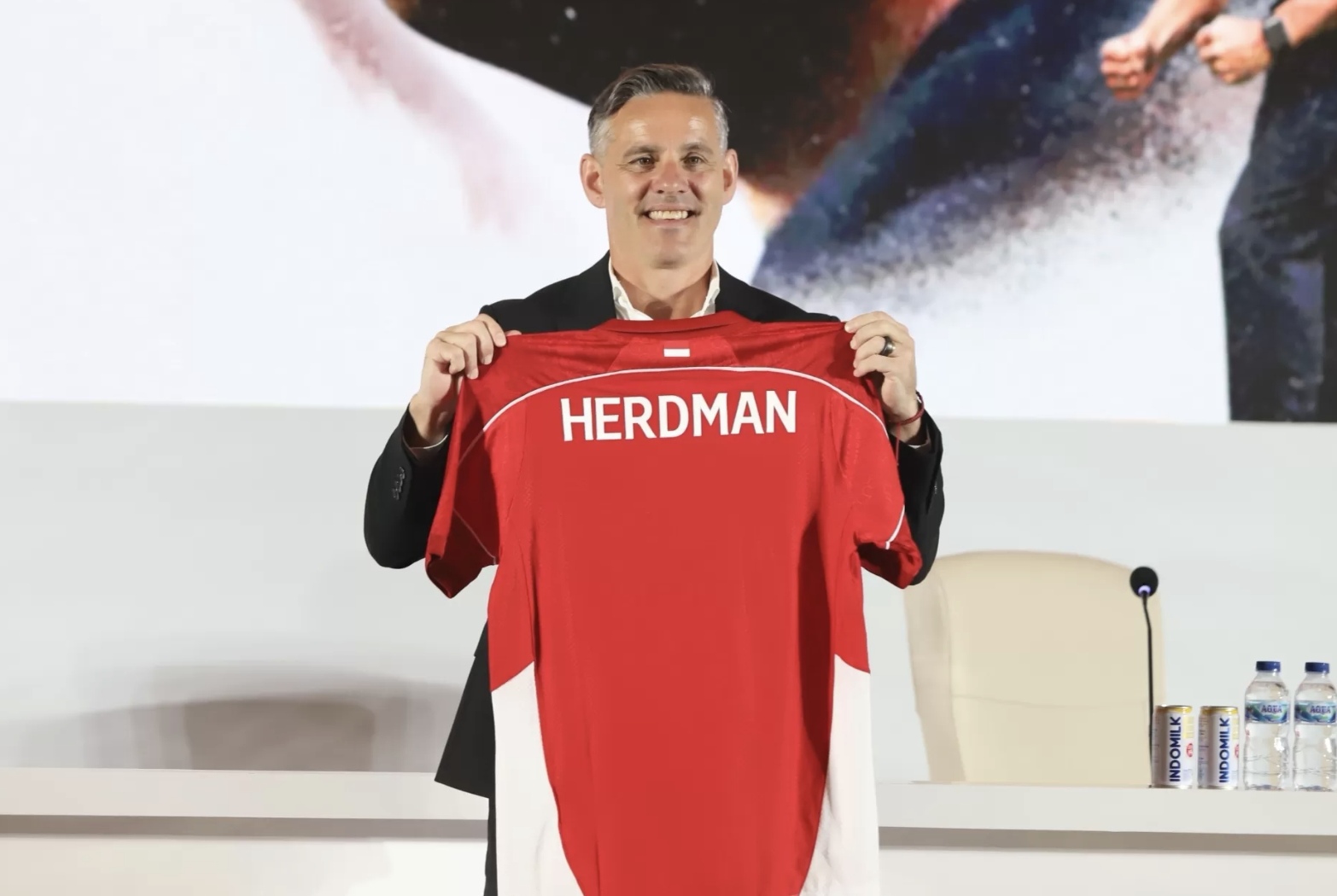 Pelatih baru Timnas Indonesia John Herdman resmi di perkenalkan ke pada publik di Jakarta, Selasa (13/1/2026). (Dery Ridwansah/JawaPos.com)