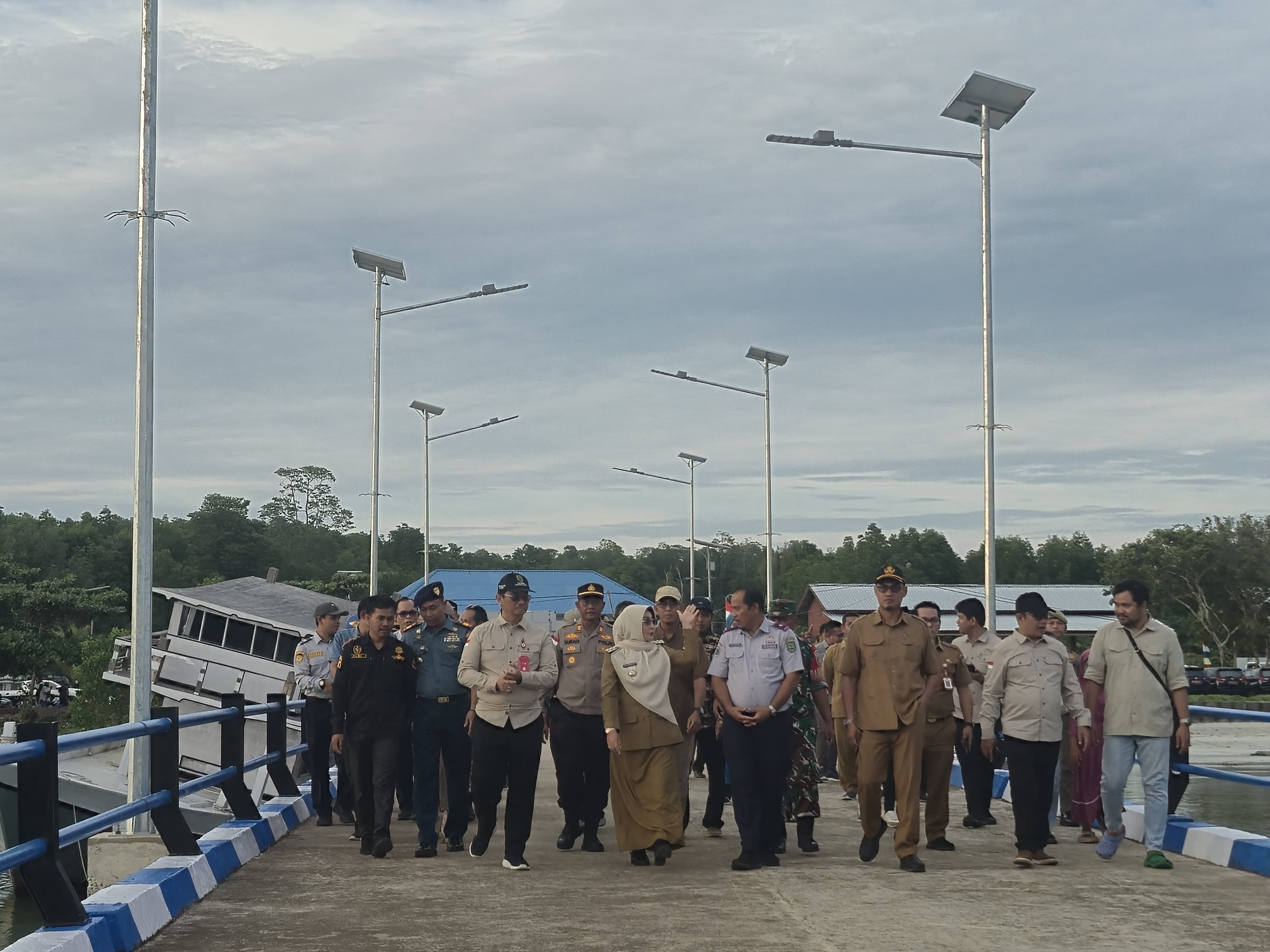 SUDAH DIBUKA: Bupati Berau Sri Juniarsih saat meninjau sekaligus meresmikan Dermaga Teluk Sumbang yang telah selesai ditingkatkan, kemarin (13/1). (ARI/BP)