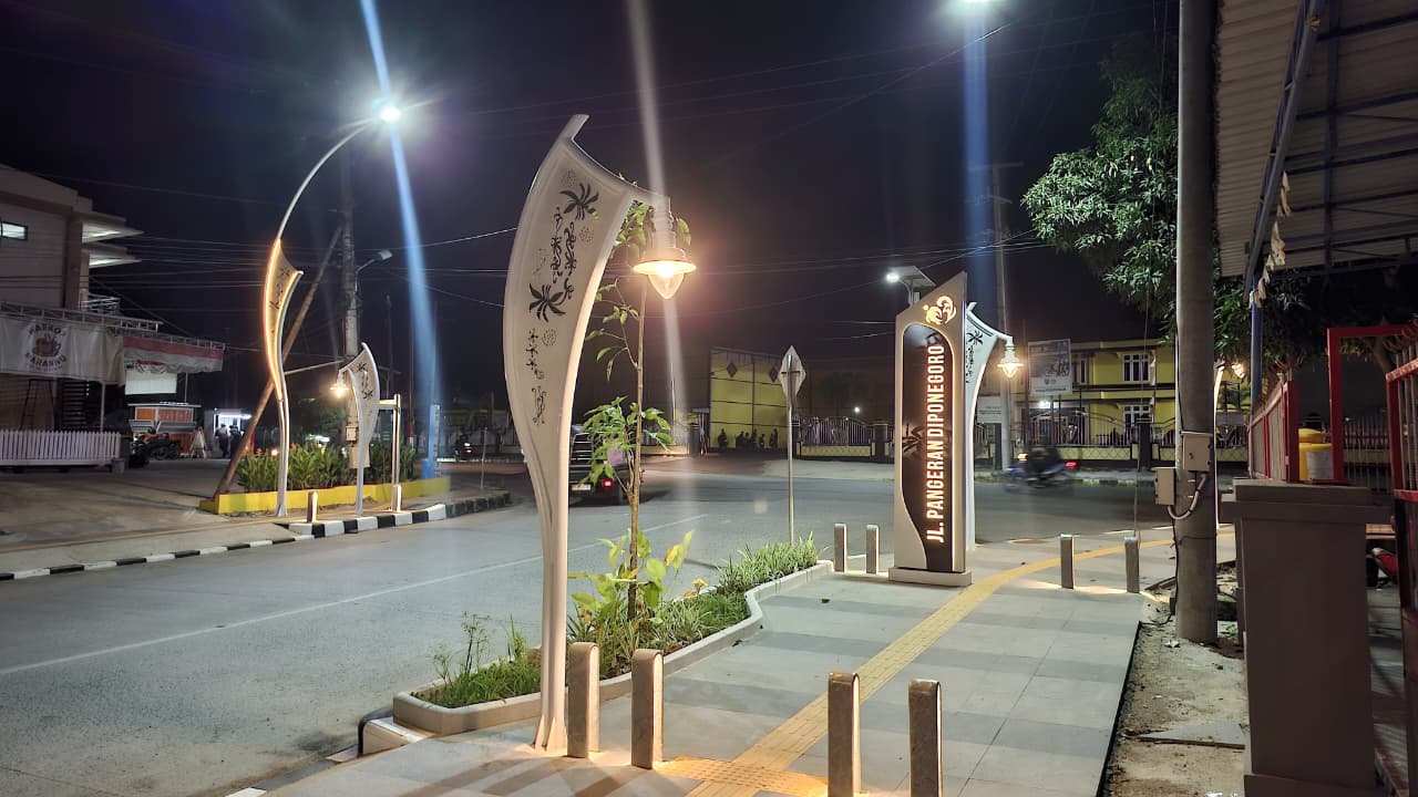 PEMBOROSAN: Proyek PJU di Jalan Diponegoro, Tanjung Redeb, dinilai berdempetan dan memboroskan anggaran. (BERAU POST)