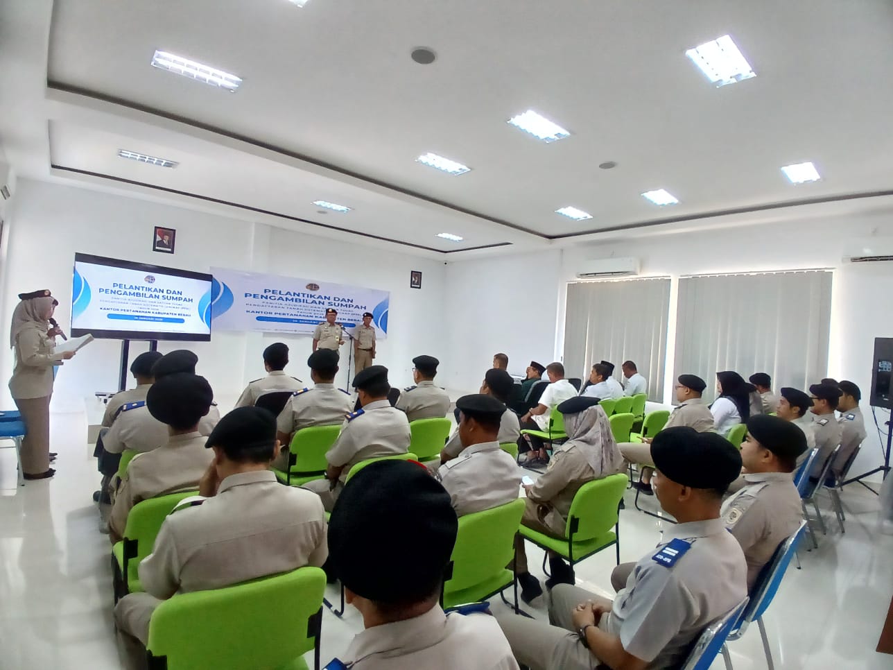 PELANTIKAN: Kepala Kantor Pertanahan Kabupaten Berau, Bapak Jhon Palapa, S.Si., M.H., melaksanakan pelantikan Satgas PTLS Tahun 2026. (ATR/BPN)