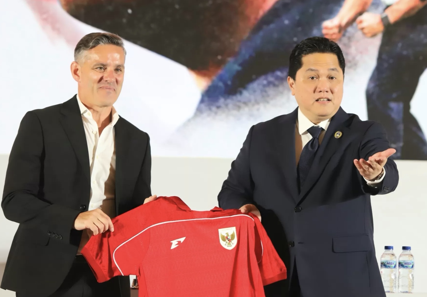 Pelatih baru Timnas Indonesia John Herdman bersama Ketua PSSI Erick Thohir saat di perkenalkan kepada publik, Jakarta, Selasa (13/1/2026). (Dery Ridwansah/ JawaPos.com)