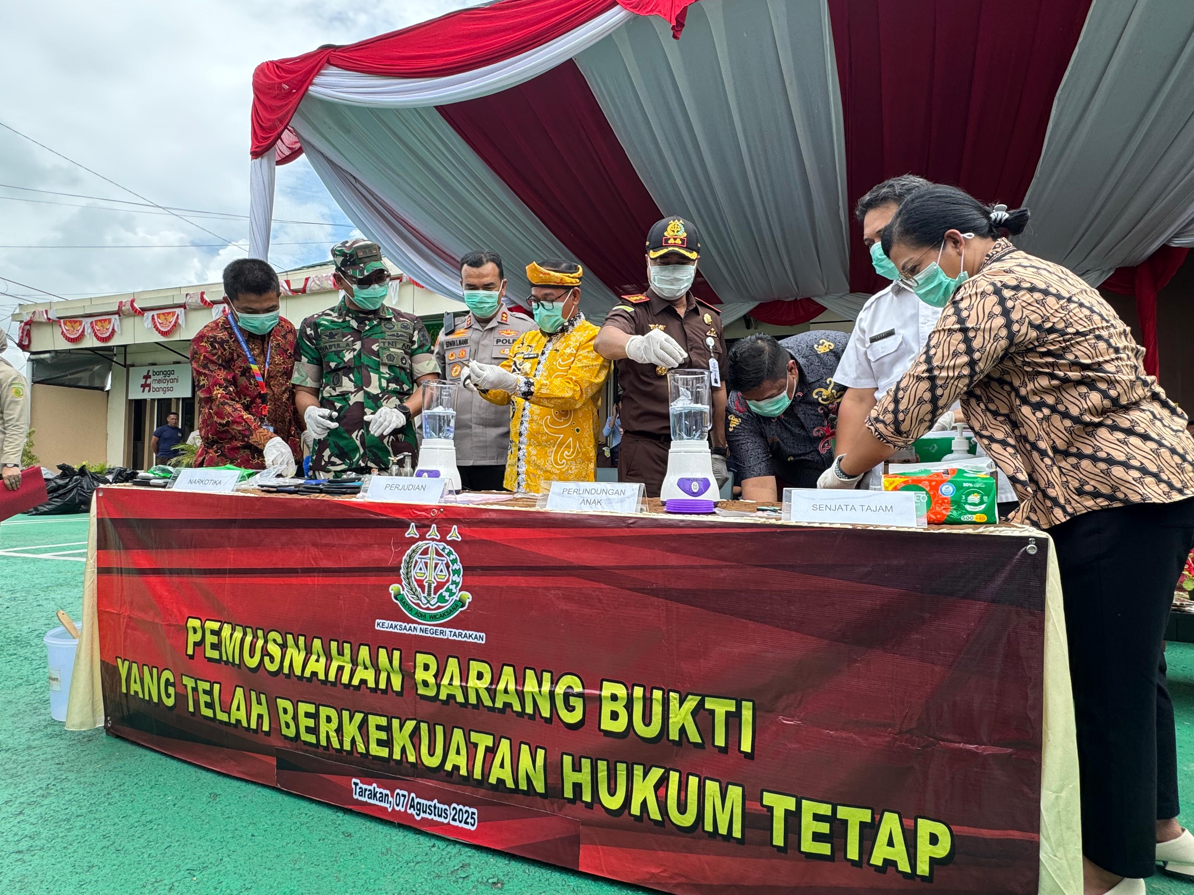 PEMUSNAHAN BARANG BUKTI: Kejari Tarakan memusnahkan barang bukti pada perkara tindak pidana di tahun 2025. (HRK)