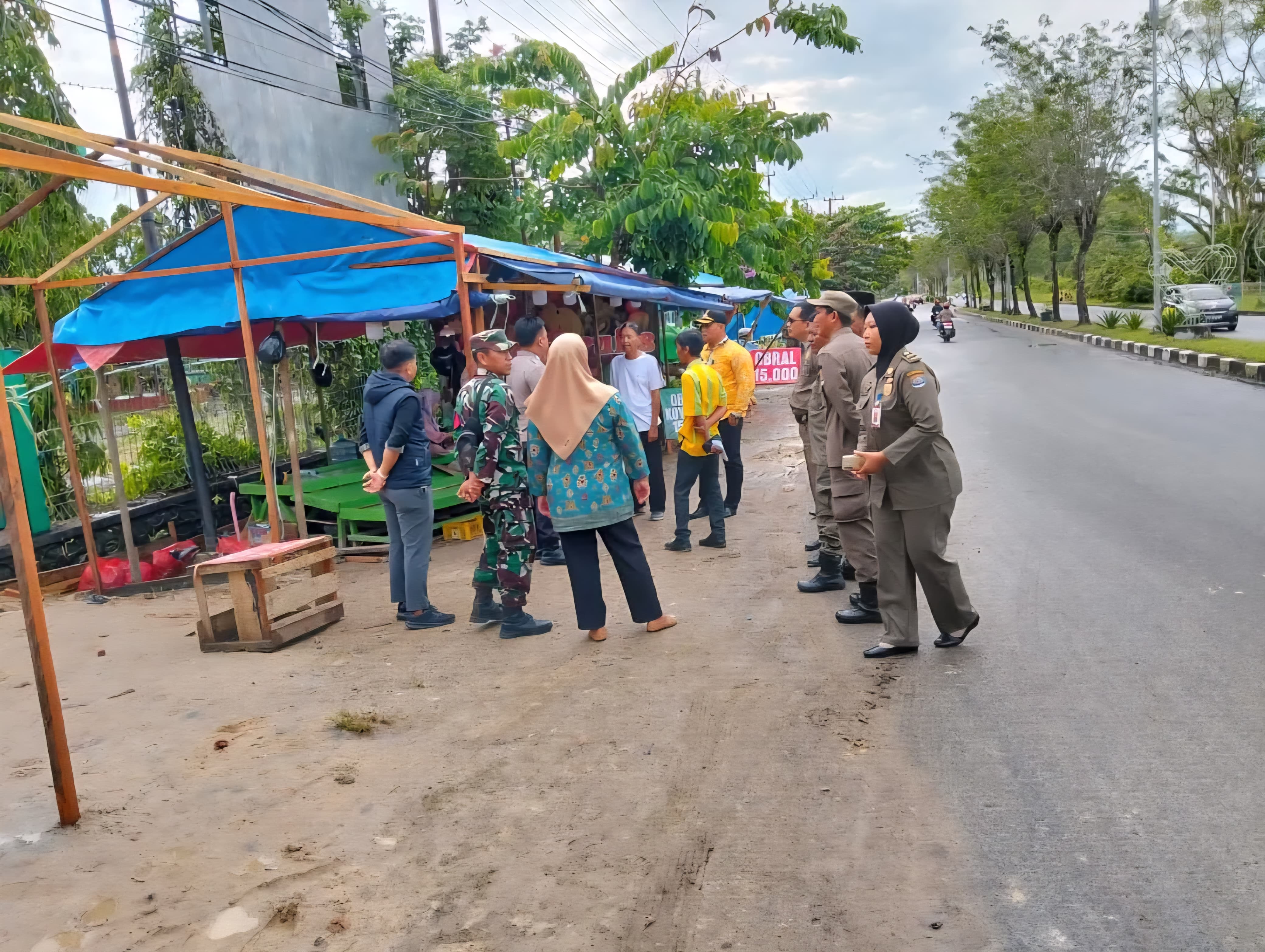 BERI IMBAUAN: Petugas Satpol PP Tarakan mengimbau pedagang kaki lima di Kelurahan Kampung Enam, Tarakan Timur. (SEPTIAN ASMADI/HRK)