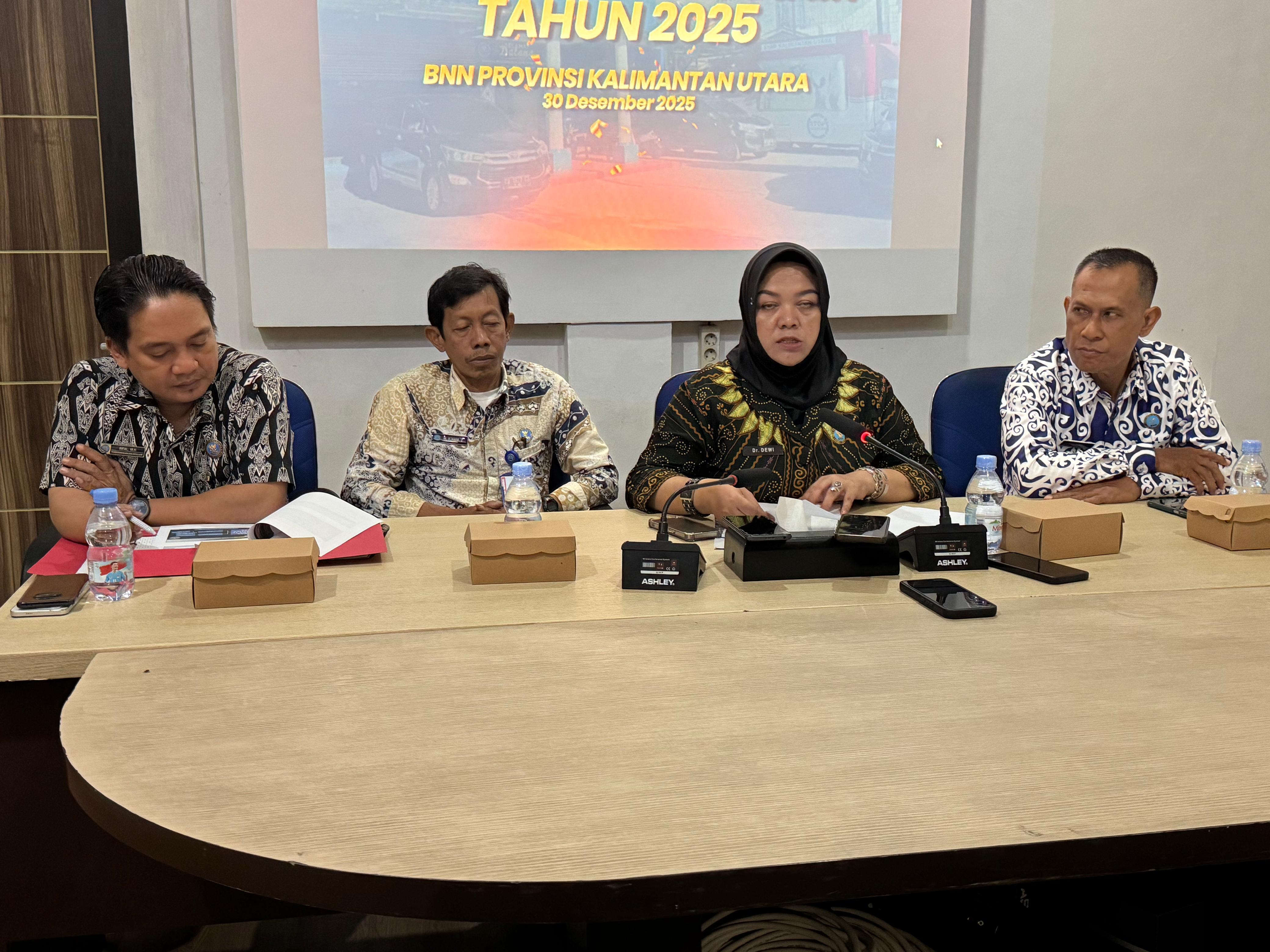 BERANTAS NARKOBA: Pelaksana Tugas Kepala BNNP Kaltara Agus Surya Dewi (dua dari kanan) menilai peredaran narkoba dinilai masih bersifat kambuhan dan terus berulang. (HRK)