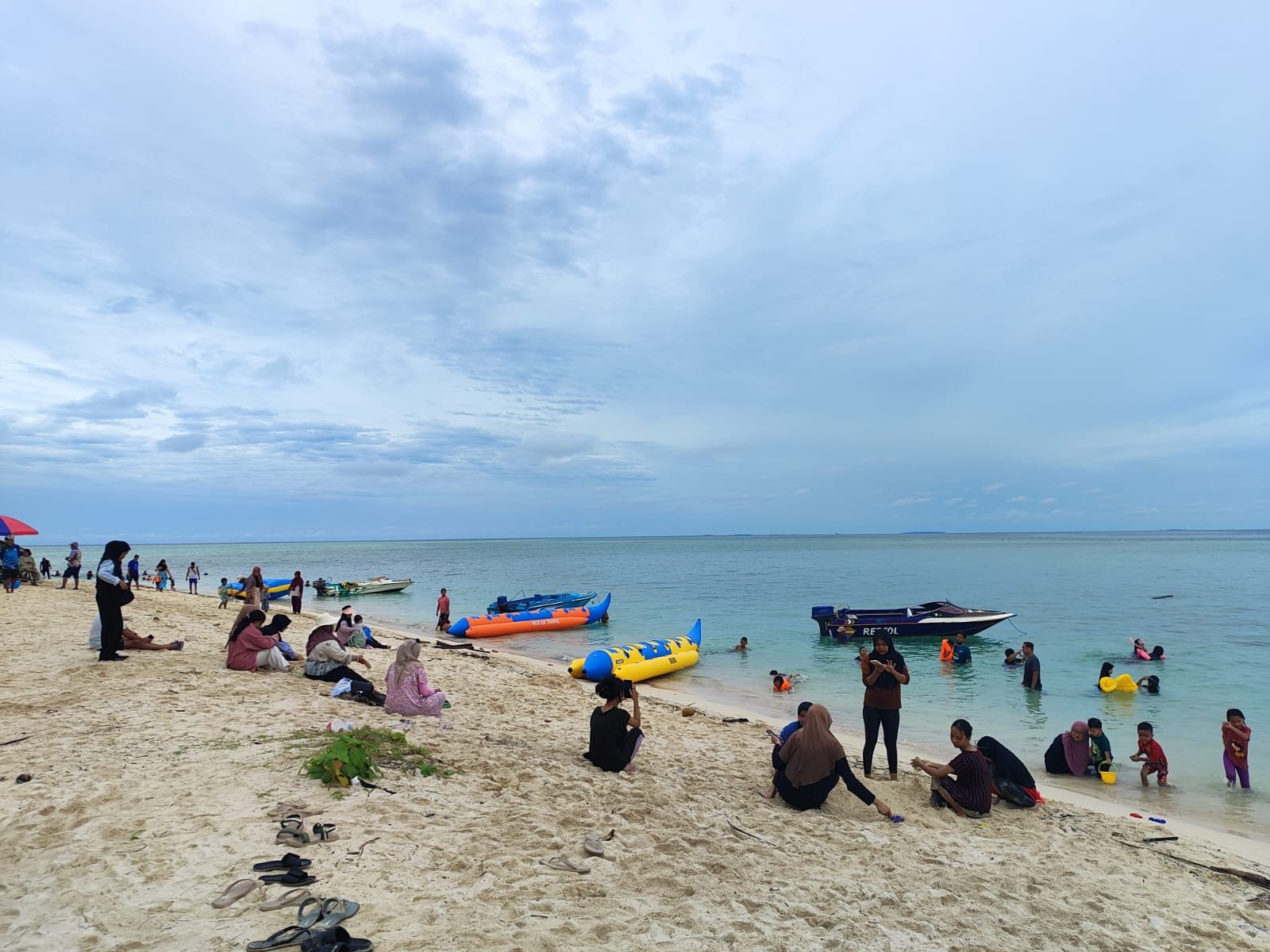 JAGA KEBERSIHAN: Camat Pulau Derawan, Samsuddin mendorong kegiatan gotong royong kebersihan untuk menjaga kebersihan wilayah sebagai dukungan daerah wisata yang unggul. (BERAU POST)