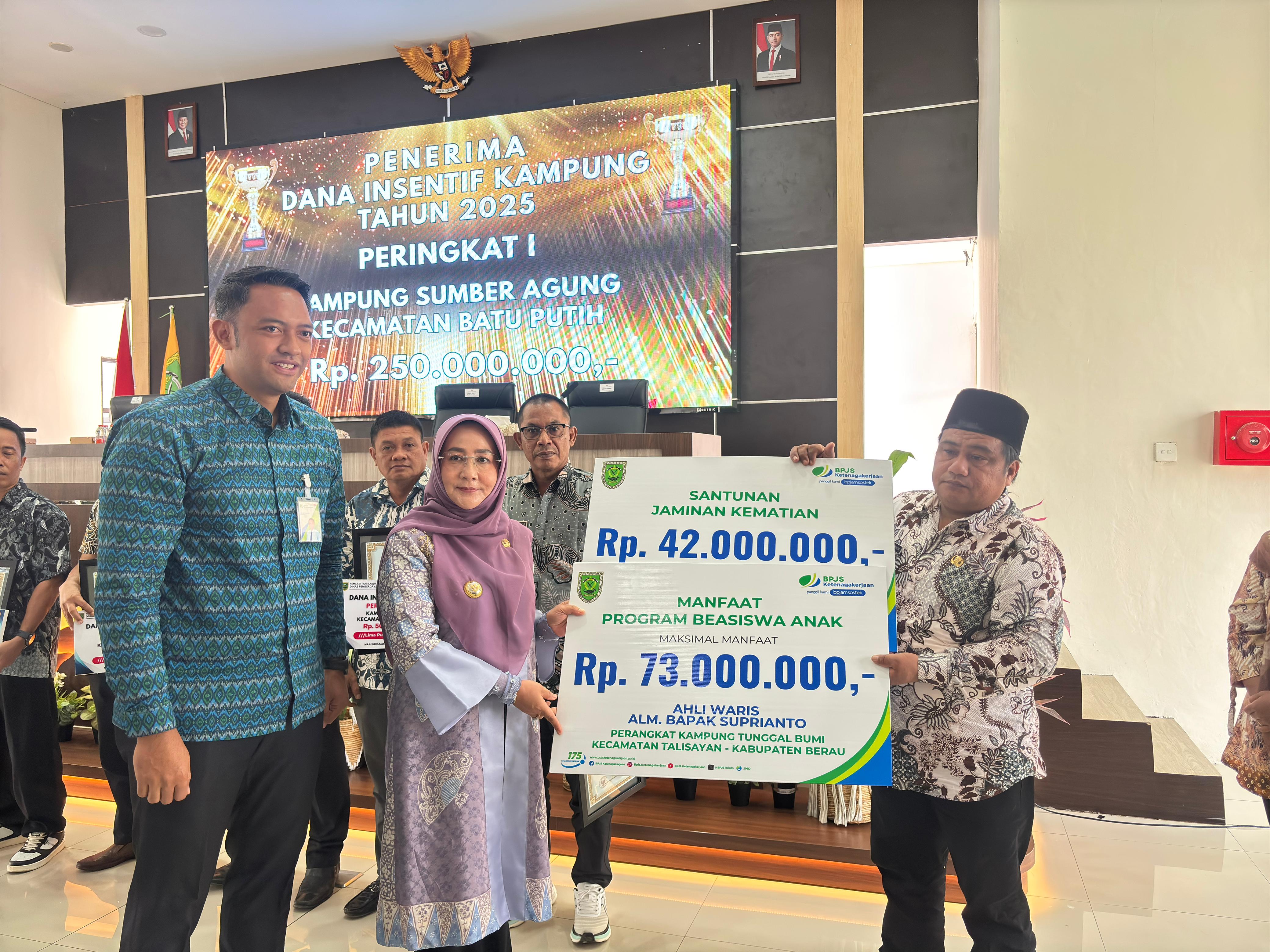 SANTUNAN: BPJS Ketenagakerjaan Berau menyerahkan santunan ke ahli waris dan peserta yang bertepatan pada peringatan Hari Desa Nasional 2026.