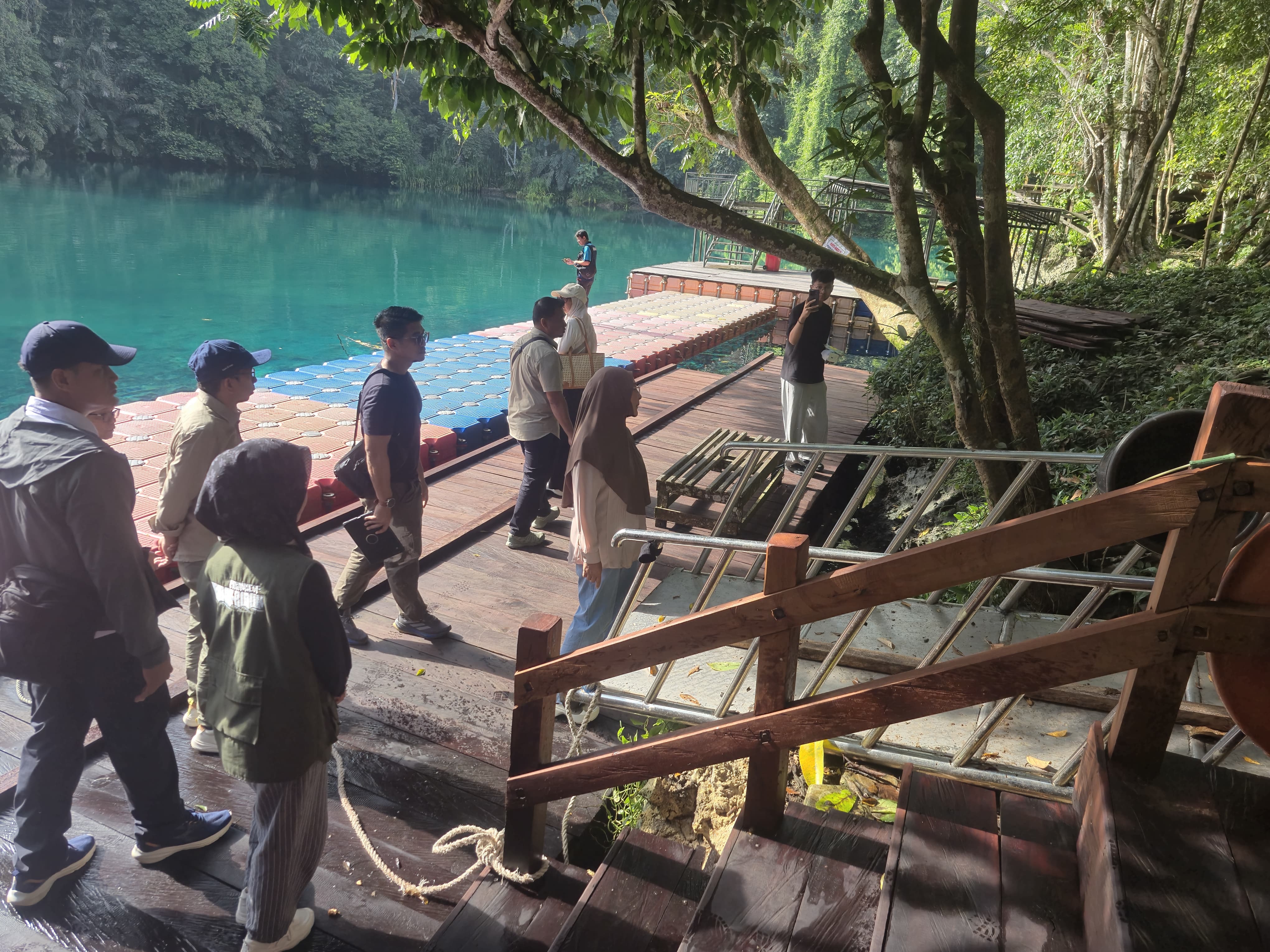 PERCANTIK LABUAN CERMIN: Bupati Berau Sri Juniarsih saat meninjau fasilitas yang ada di Labuan Cermin, kemari (14/1). (ARI/BP)