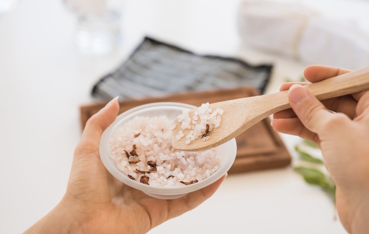 Ilustrasi scrub berbahan alami. (Freepik)