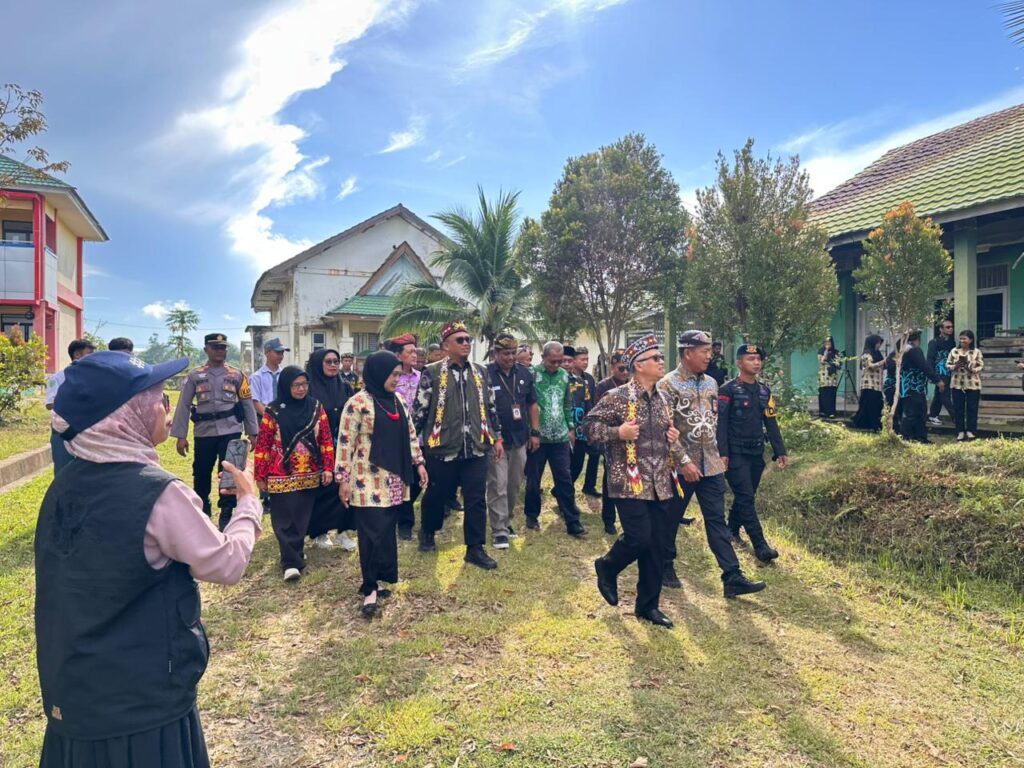 REVITALISASI SEKOLAH: Asisten Bidang Pemerintahan dan Kesejahteraan Rakyat Datu Iqro Ramadhan, dampingi Wamendikdasmen RI Prof. Atif Latipulhayat saat di SMK Negeri 1 Sebatik Barat, Nunukan. (DKISP)