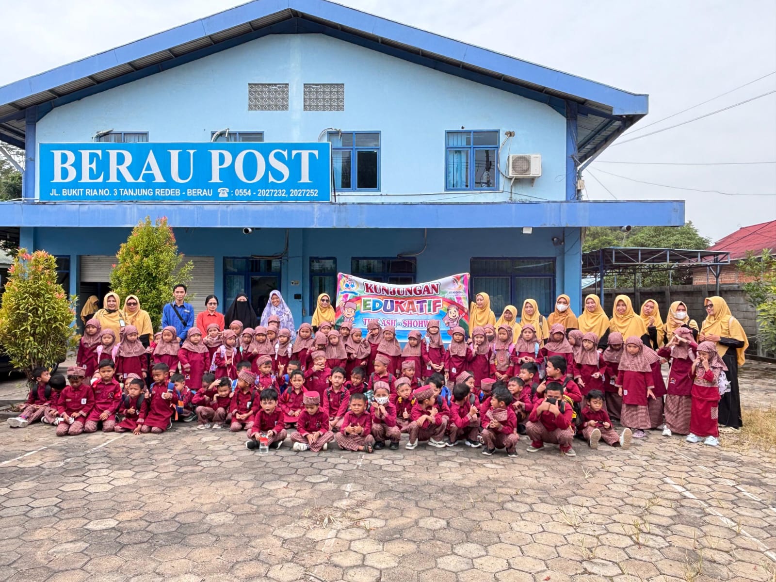 GEDUNG BIRU: Puluhan murid dari TK Ash Ashohwah berfoto bersama di depan Kantor Berau Post usai kegiatan, kemarin. (ARTA KUSUMA YUNANDA/BP)