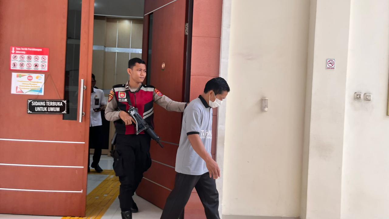 DIGIRING: Julius dikawal ketat saat meninggalkan ruang sidang di Pengadilan Negeri Tanjung Redeb. (BERAU POST)