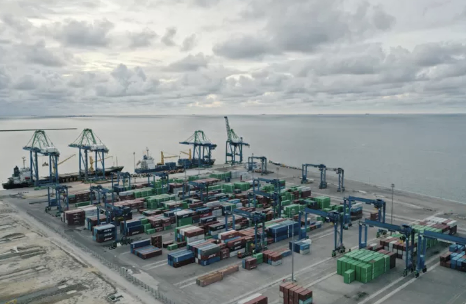 Ilustrasi aktivitas bongkar muat di Pelabuhan Makassar New Port. (Istimewa)