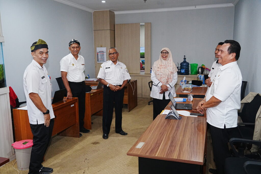 BERKUNJUNG: Sekprov Kaltara H. Denny Harianto (paling kiri) meminta perangkat daerah yang berkantor di Gedung Gadis 2, untuk memperhatikan akses jalan menuju ruangan kantor. (DKISP KALTARA)