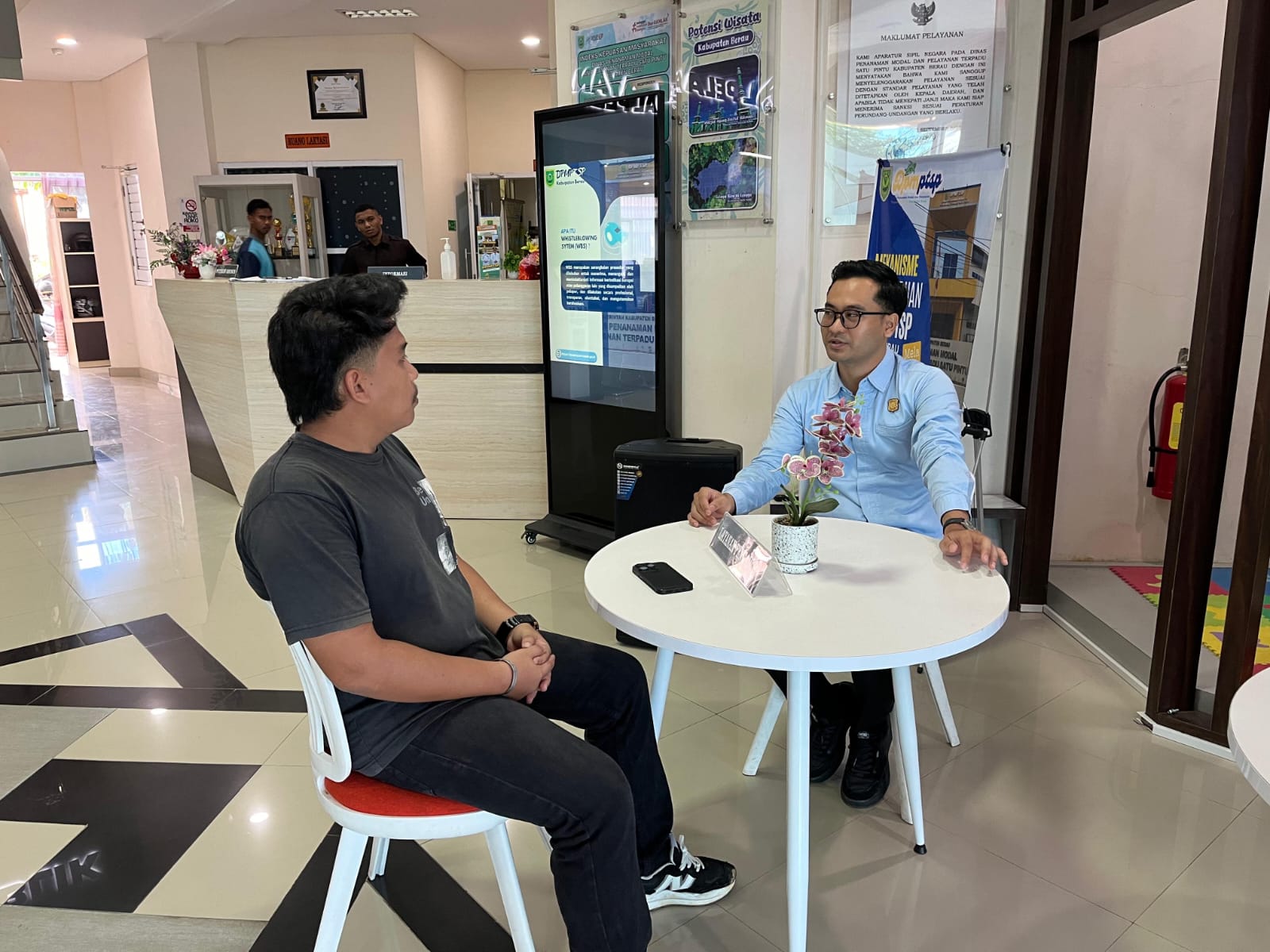 KONSULTASI HUKUM: Jaksa Pengacara Negara saat memberikan konsultasi hukum gratis kepada masyarakat di MPP Berau, Selasa (20/1). (SENO/BP)