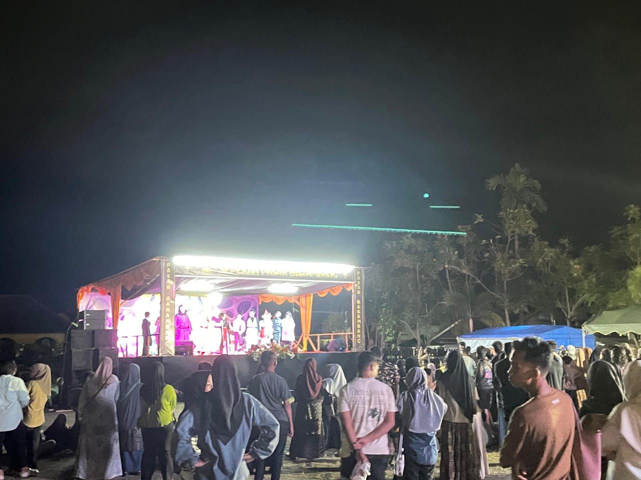 RAMAI PENGUNJUNG: Pasar Barambang yang digelar di Tepian Segah, Kecamatan Gunung Tabur, dipadati pengunjung. (BERAU POST)