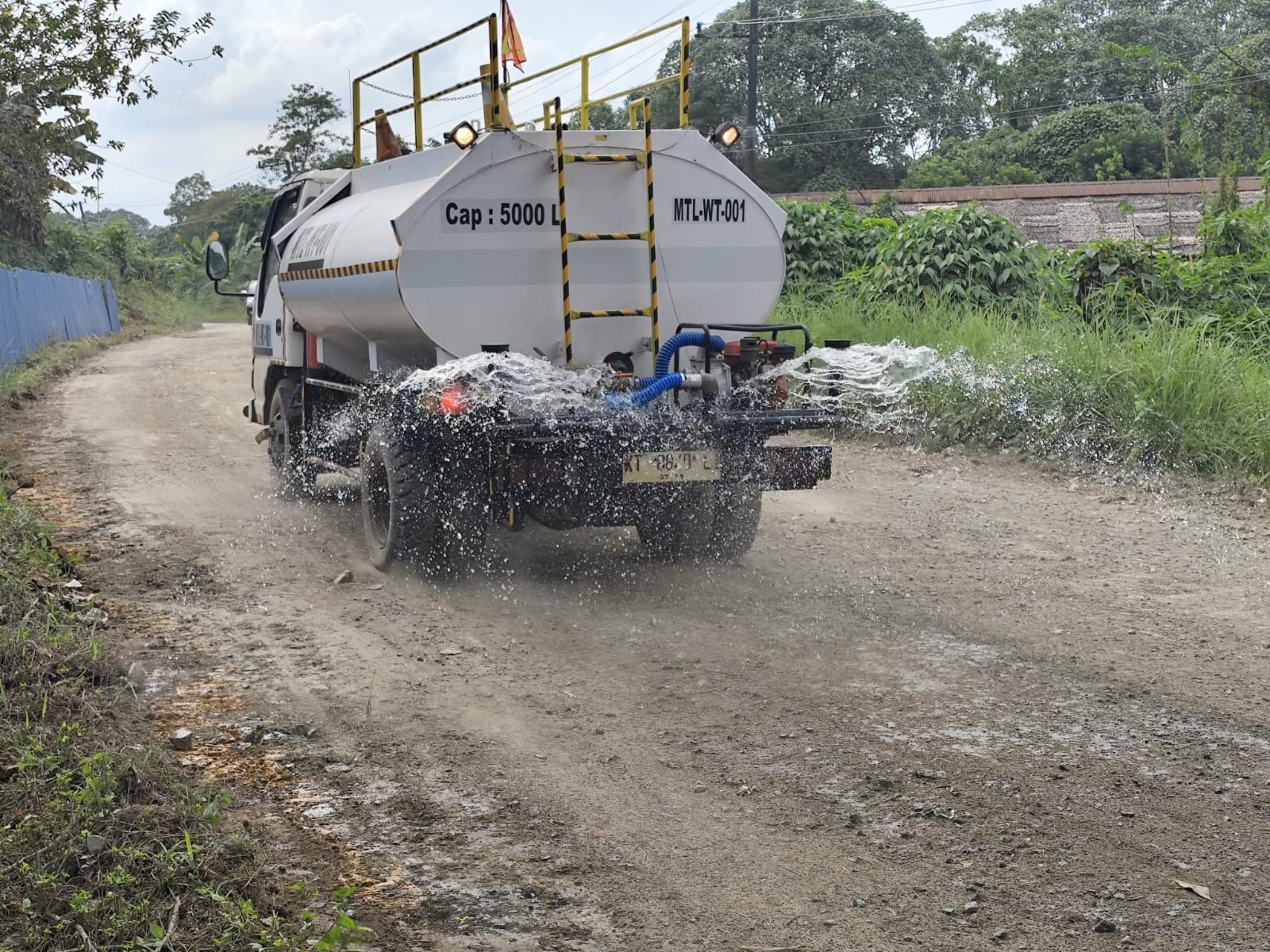 GANDENG SWASTA: Pemkam Gurimbang gandeng pihak swasta dalam melaksanakan penyiraman jalan secara rutin untuk kenyamanan pengguna jalan. (SENO/BP)