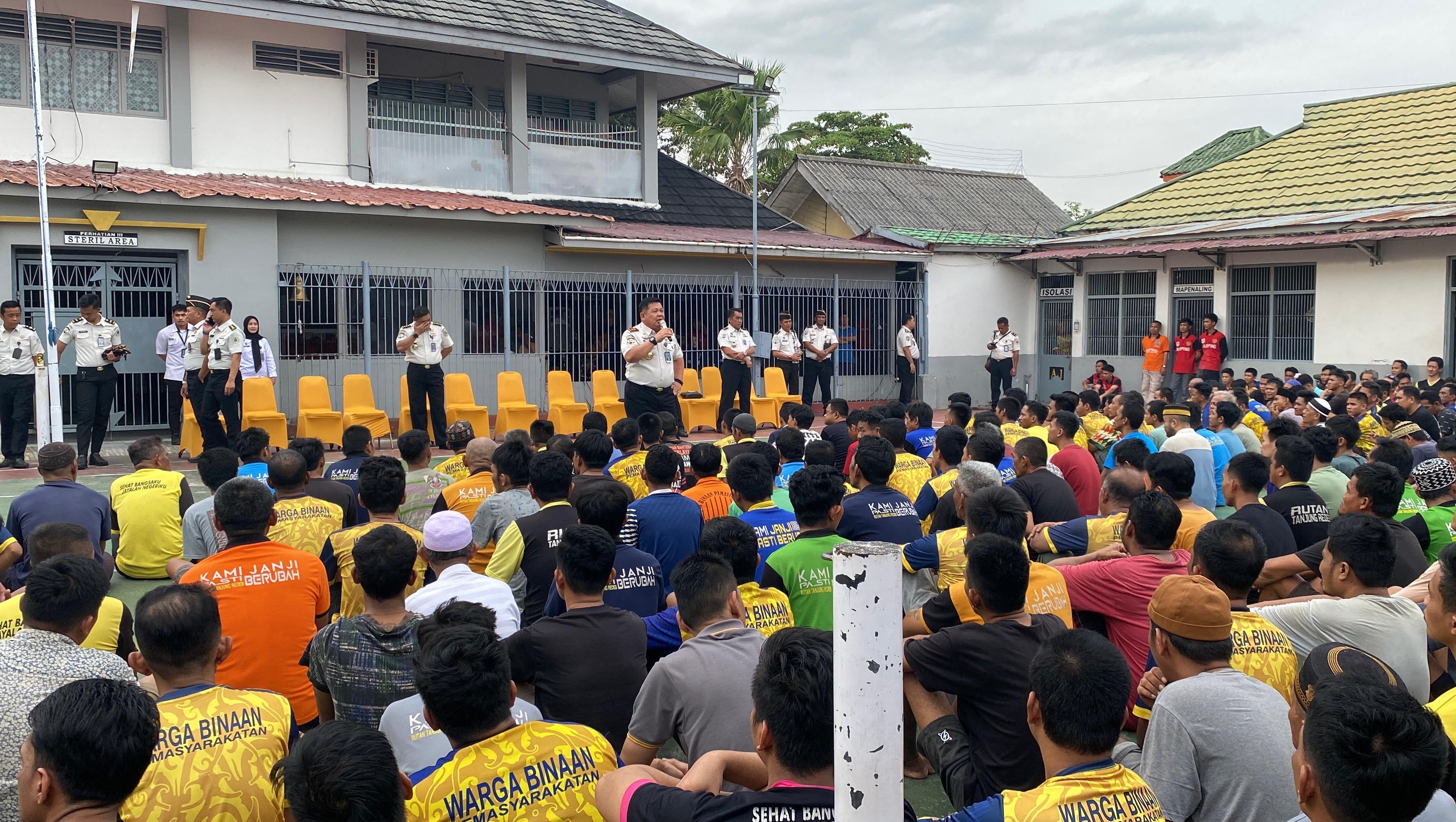 BERIKAN ARAHAN: Kakanwil saat melakukan kunjungan dan bertemu dengan para WBP di Rutan Tanjung Redeb, kemarin. (ARTA KUSUMA YUNANDA/BP)