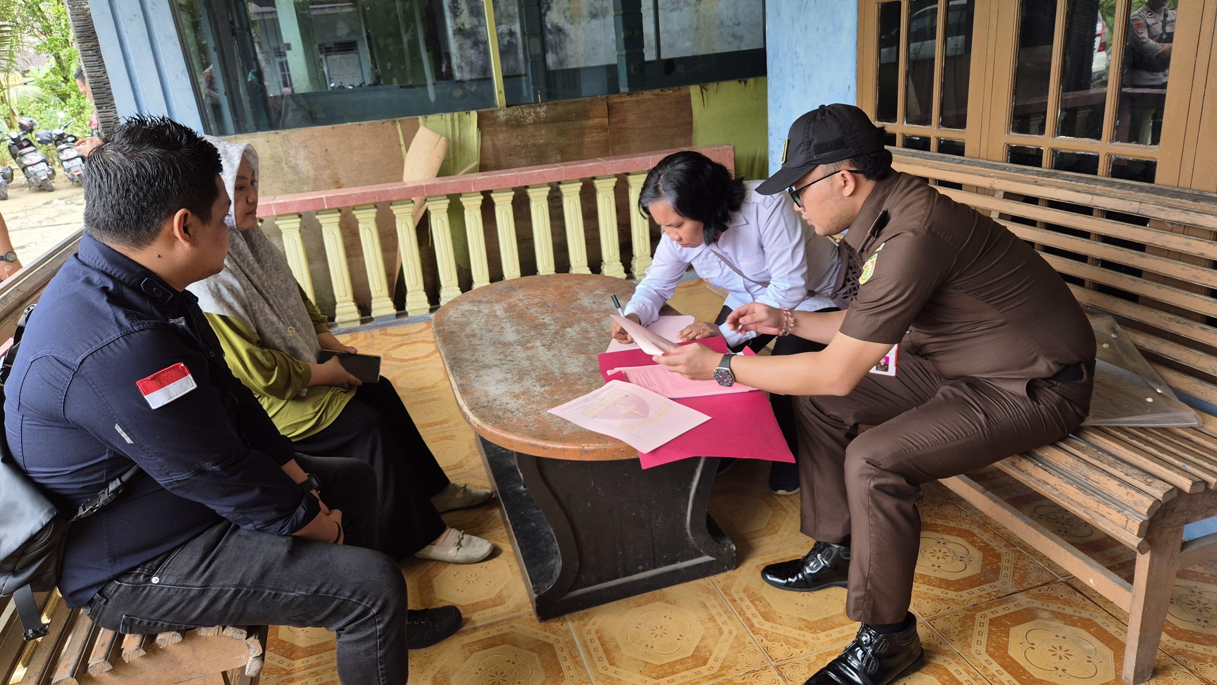 KASUS TIPIKOR: Kejari Tarakan saat menyita aset pada perkara tipikor yang melibatkan mantan Wakil Wali Kota Tarakan. (HRK)
