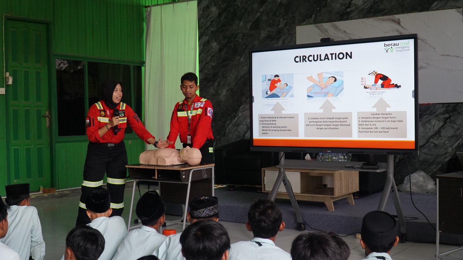 TINGKATKAN KESIAPSIAGAAN: Petugas ERG Berau Coal saat memberikan arahan kepada para pelajar di SMP Miftahul Huda terkait PPGD. (PT BERAU COAL UNTUK BERAU POST)