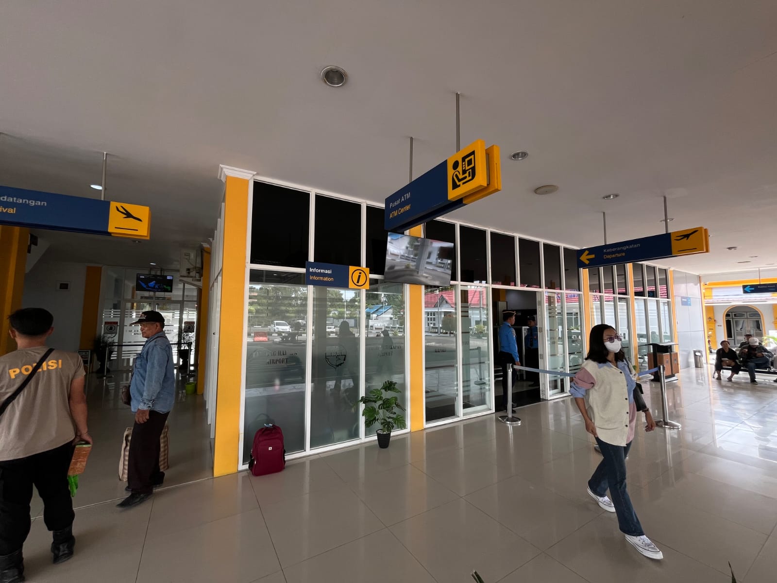 PENERBANGAN: Aktivitas penumpang di Bandara Tanjung Harapan Tanjung Selor yang akan berangkat. (FAISAL/HRK)