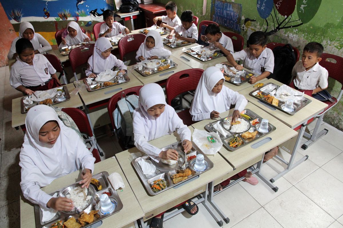 ILUSTRASI: Para pelajar tingkat sekolah dasar menikmati MBG dari pemerintah.(BERAU POST)