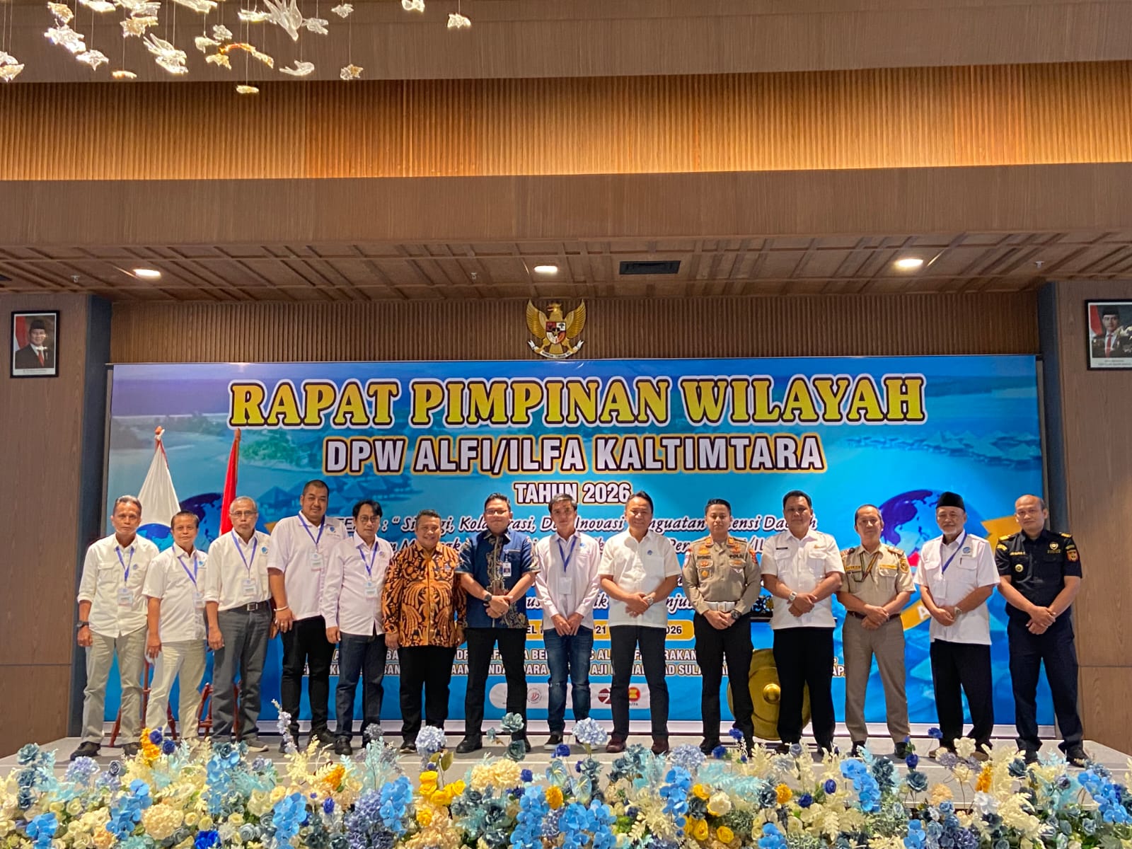 KOLABORASI: Pengurus DPW ALFI/ILFA foto bersama dengan stekholder di sela Rapimwil. (ARTA KUSUMA YUNANDA/BP)