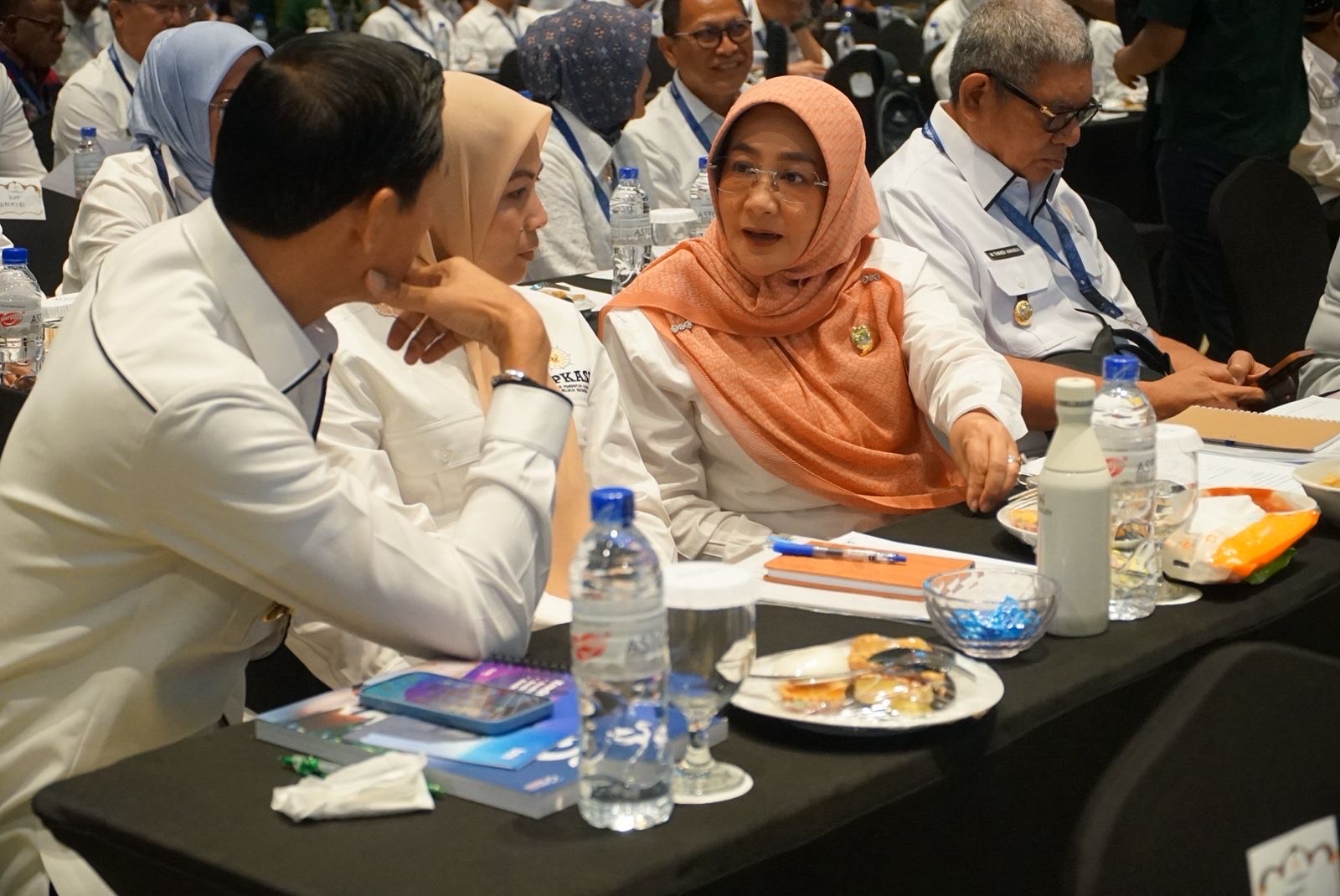 PERJUANGKAN: Dalam Rakernas Apkasi 2026 di Batam, Bupati Berau, Sri Juniarsih, memperjuangkan hal-hal fundamental di daerah saat sesi dialog bersama beberapa menteri. (PROKOPIM SETKAB BERAU UNTUK BP)