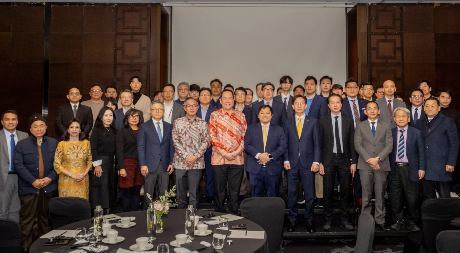 Para pemangku kepentingan Indonesia dan Korea Selatan berfoto bersama usai 2026 Indonesian Day Business Forum di Seoul. (Istimewa)