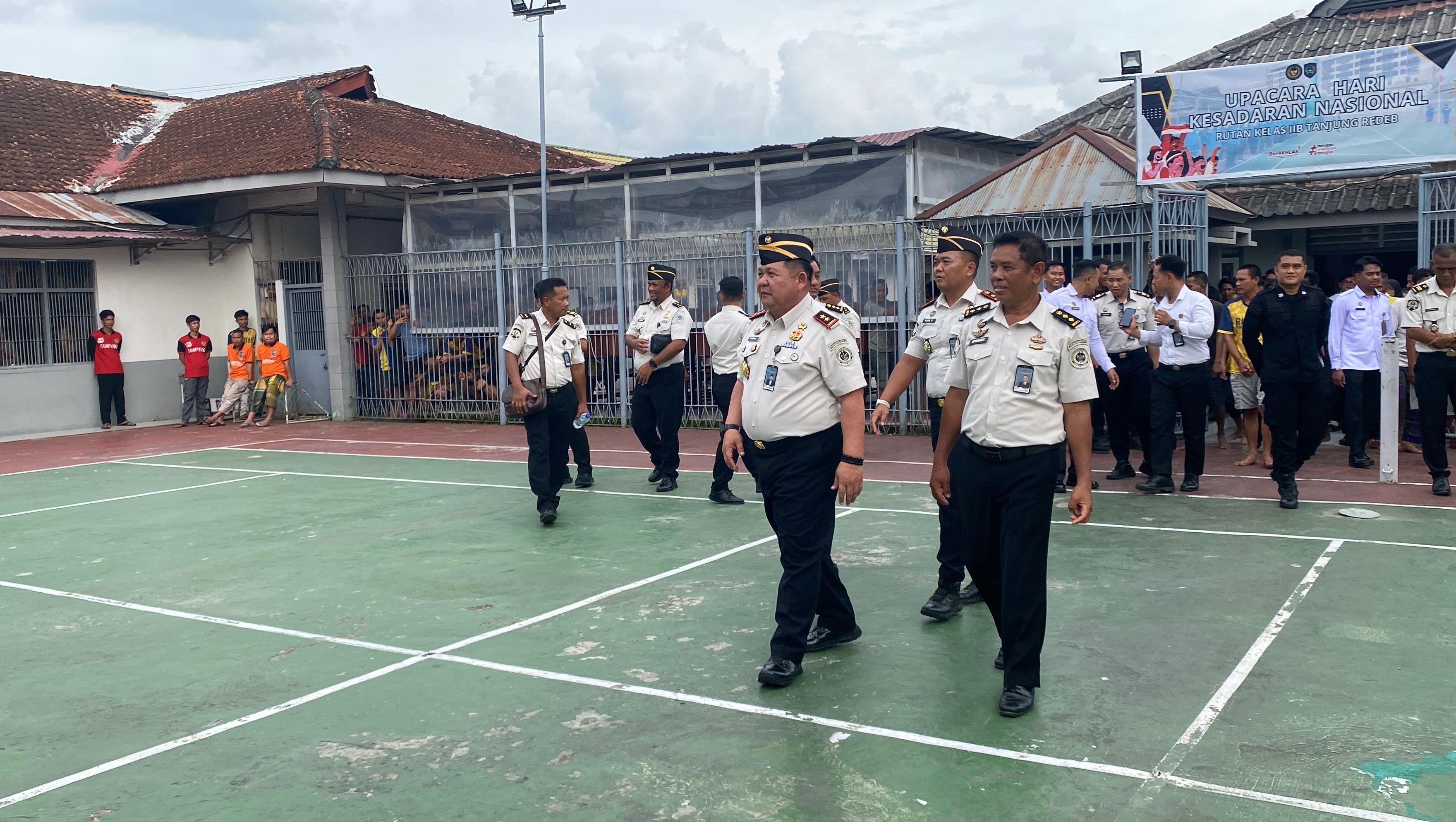 KUNJUNGAN: Kakanwil Ditjenpas Kaltim Endang Lintang Hardiman saat melakukan kunjungan ke Rutan Tanjung Redeb, Selasa (20/1) lalu. (ARTA KUSUMA YUNANDA/BP)