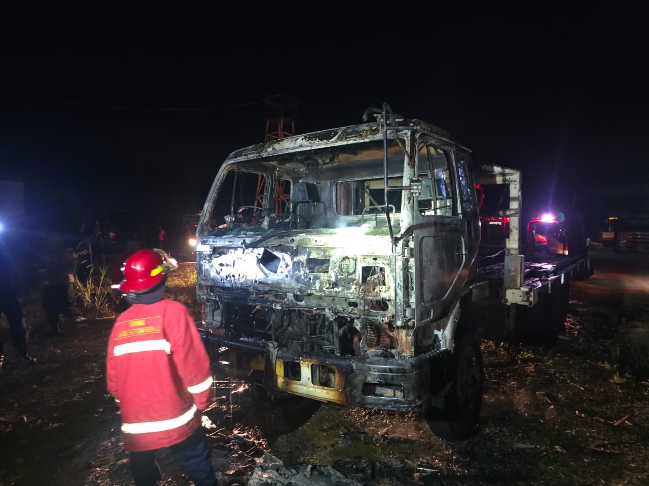 KORSLETING: Satu unit mobil lowboy hangus terbakar di salah satu workshop di Teluk Bayur. (ARTA KUSUMA YUNANDA/BP)