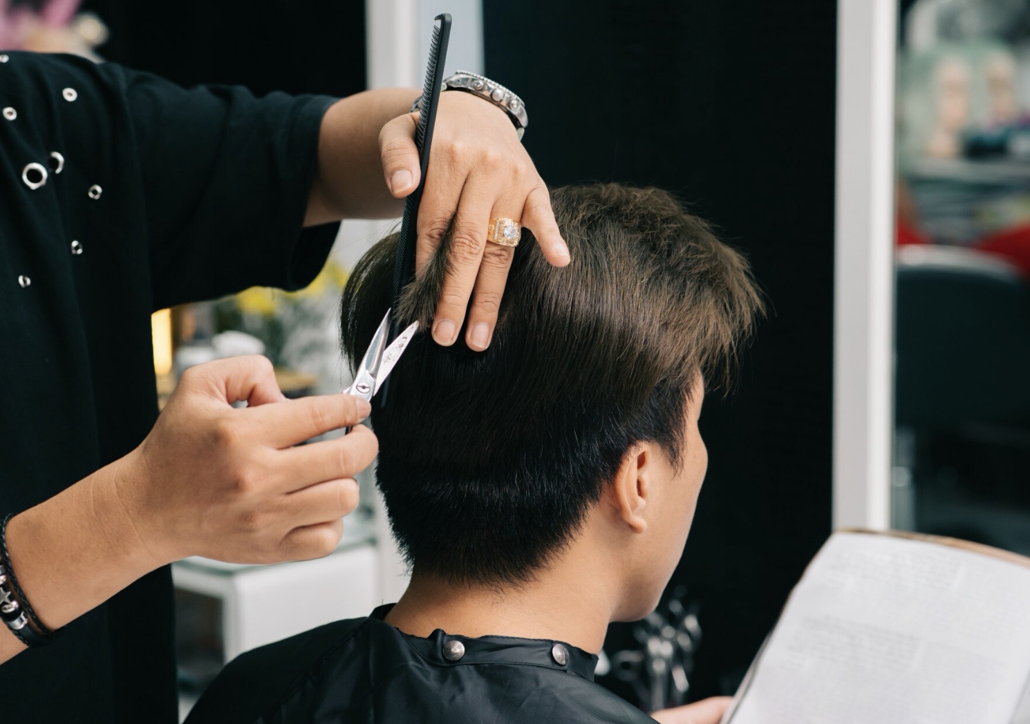 Ilustrasi potong rambut. (Freepik)