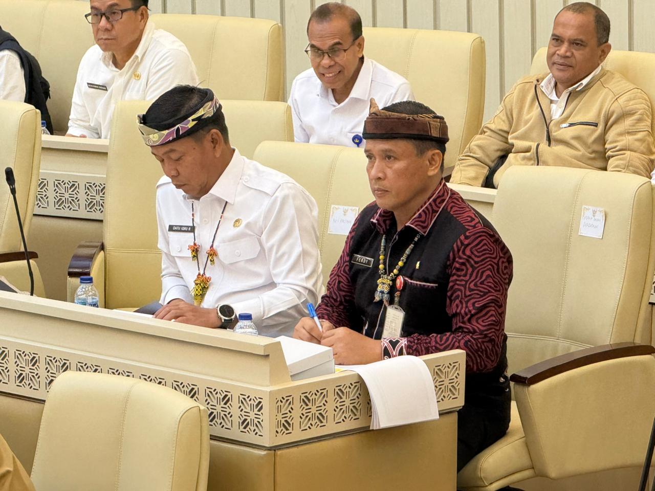 BAHAS PERBATASAN: Kepala Badan Pengelola Perbatasan Kaltara Ferdy Manurun Tanduklangi (kanan) mengikuti rapat Panitia Kerja Perbatasan DPR RI. (DKISP KALTARA)