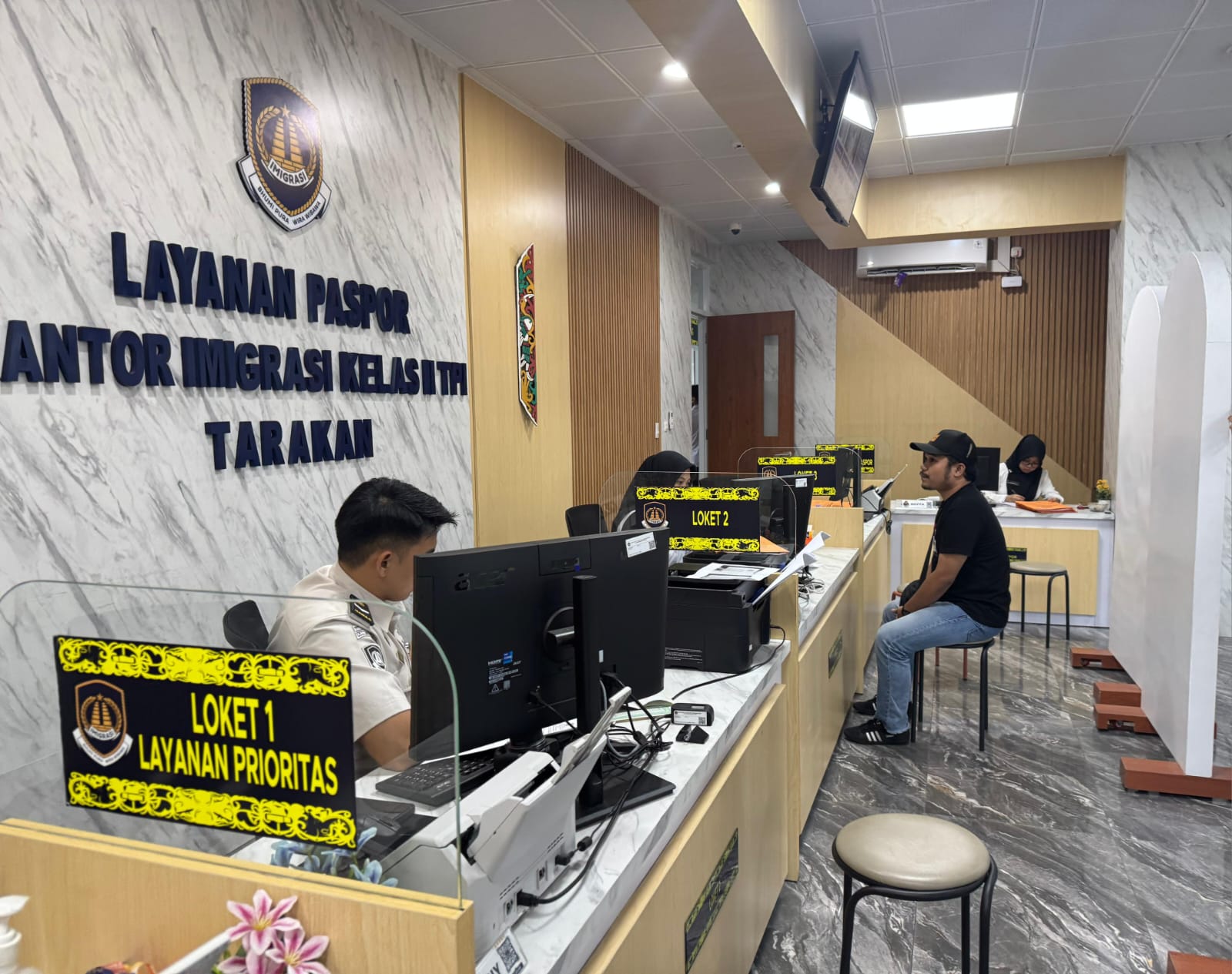 DONGKRAK PNBP: Layanan paspor simpatik turut mendongkrak PNBP Kantor Imigrasi Tarakan. (HRK)