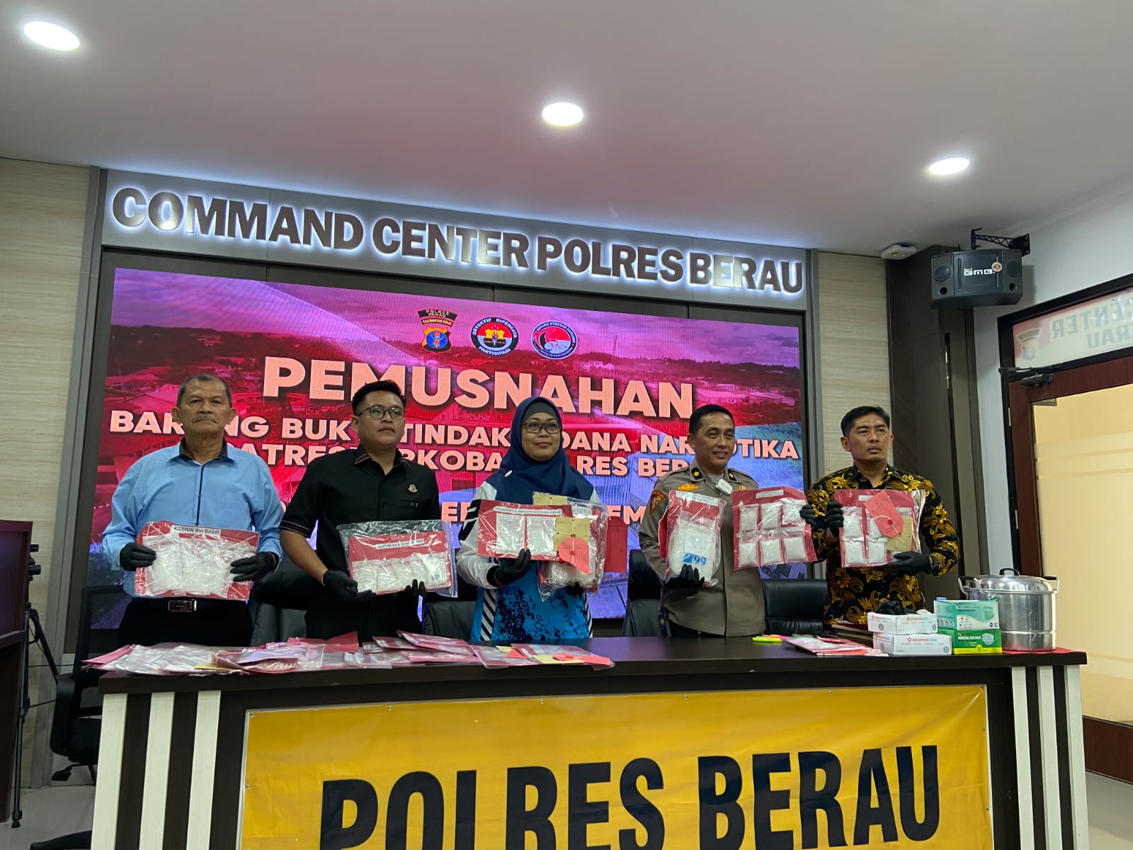 PEMUSNAHAN: Polres Berau pada Jumat (23/1) melakukan pres rilis pengungkapan narkotika jeni sabu-sabu periode Oktober-Desember 2025. (ARTA KUSUMA YUNANDA/BP)