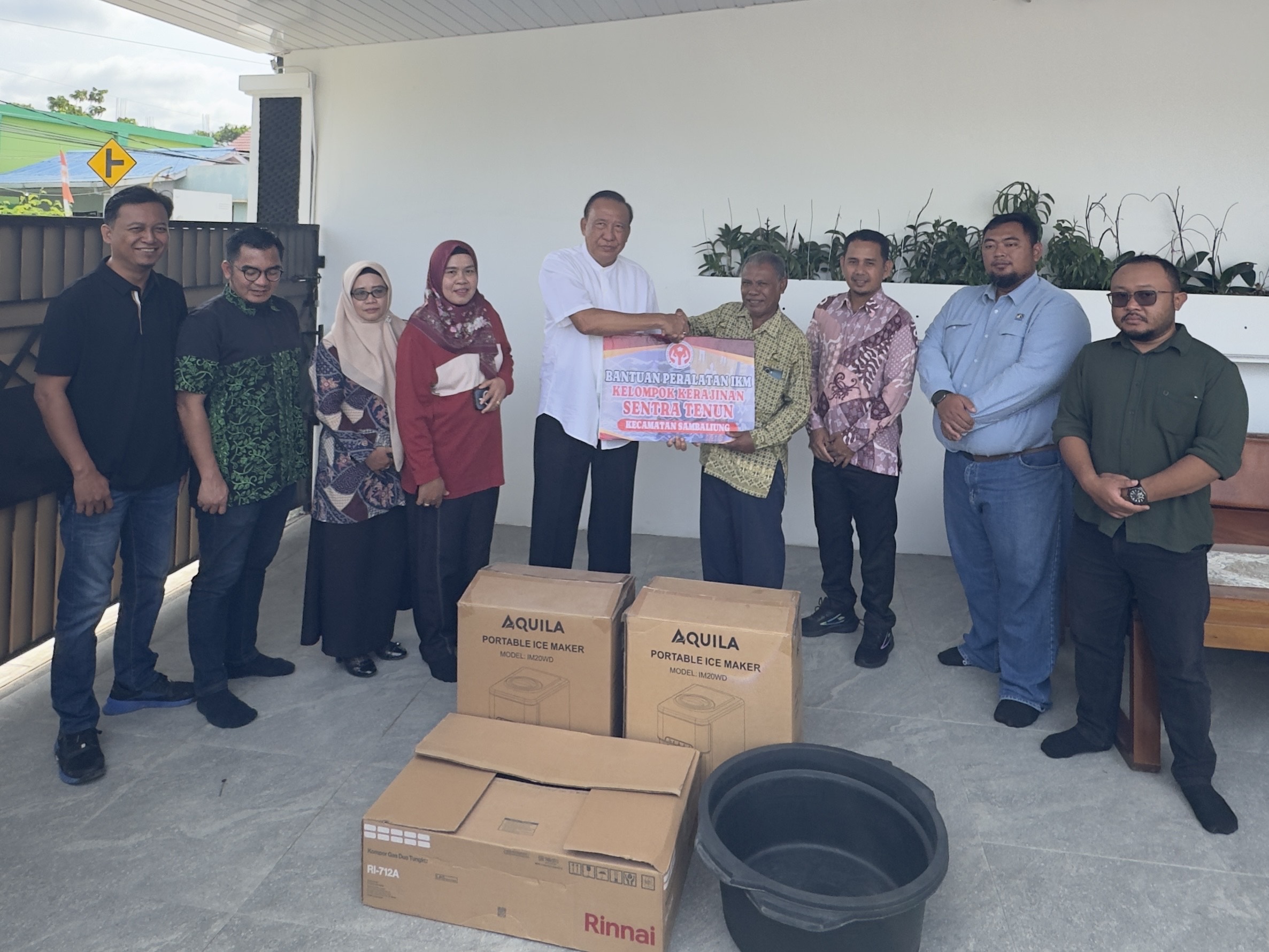 DISALURKAN: Jajaran Dekranasda Berau saat menyalurkan bantuan untuk para kelompok pengrajin di beberapa kecamatan. (SENO/BP)