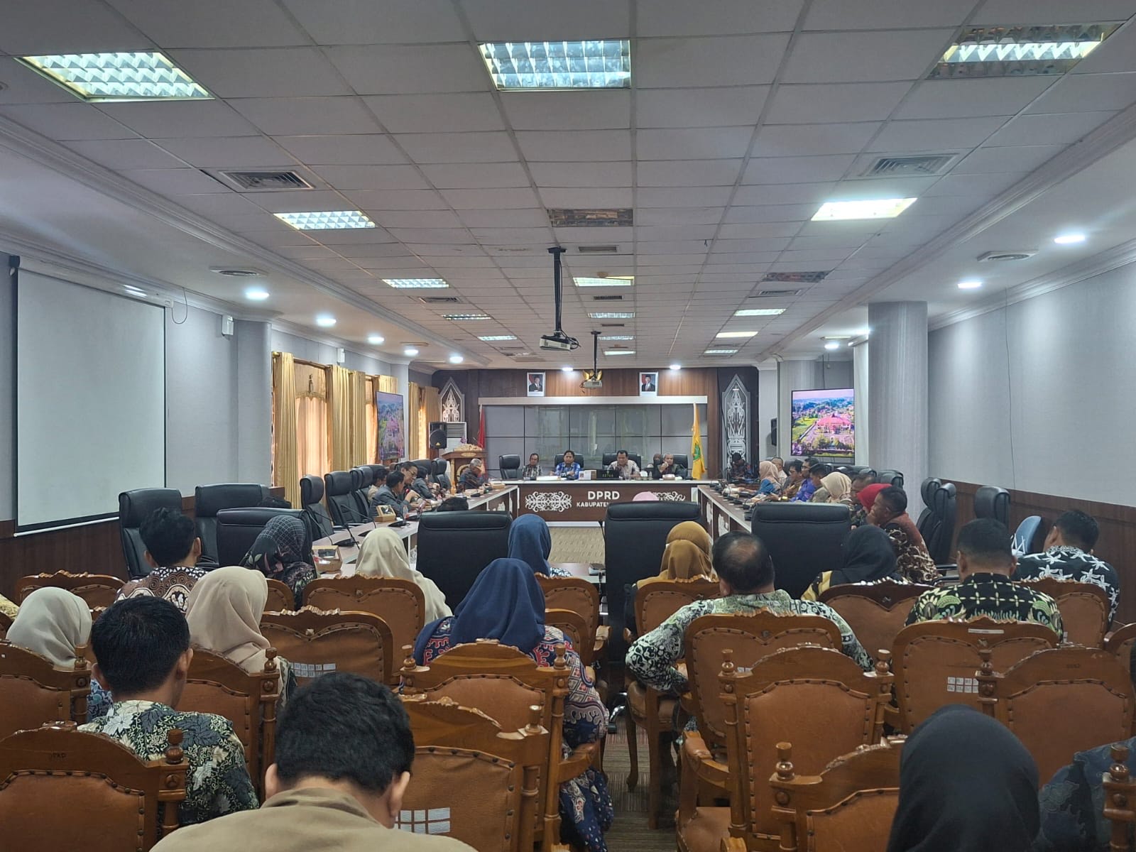 PERJUANGKAN NASIB: DPRD Berau dan Pemkab Berau sepakat bersama memperjuangkan nasib kepegawaian ratusan tenaga honorer non database yang keberadaannya dibutuhkan dalam pelayanan sehari-hari.(SENO/BP)