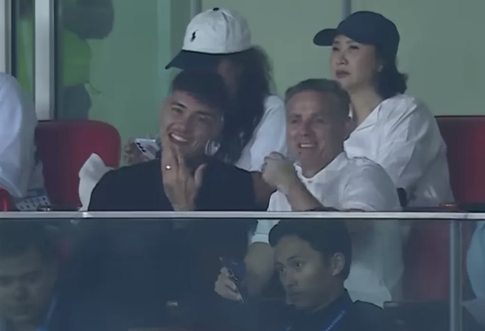 John Herdman nonton duel Persija vs Madura United FC di Stadion Utama GBK bareng Shayne Pattynama. (Istimewa)