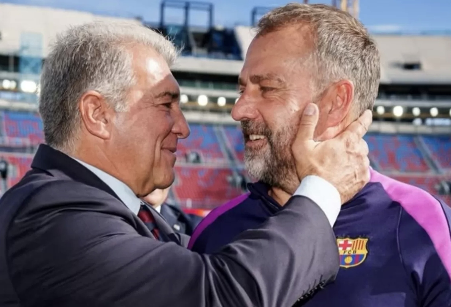 Hansi Flick (kanan) menyambut positif keputusan digelarnya pemilihan presiden Barcelona pada Maret mendatang. (Instagram/@jlaportaoficial)